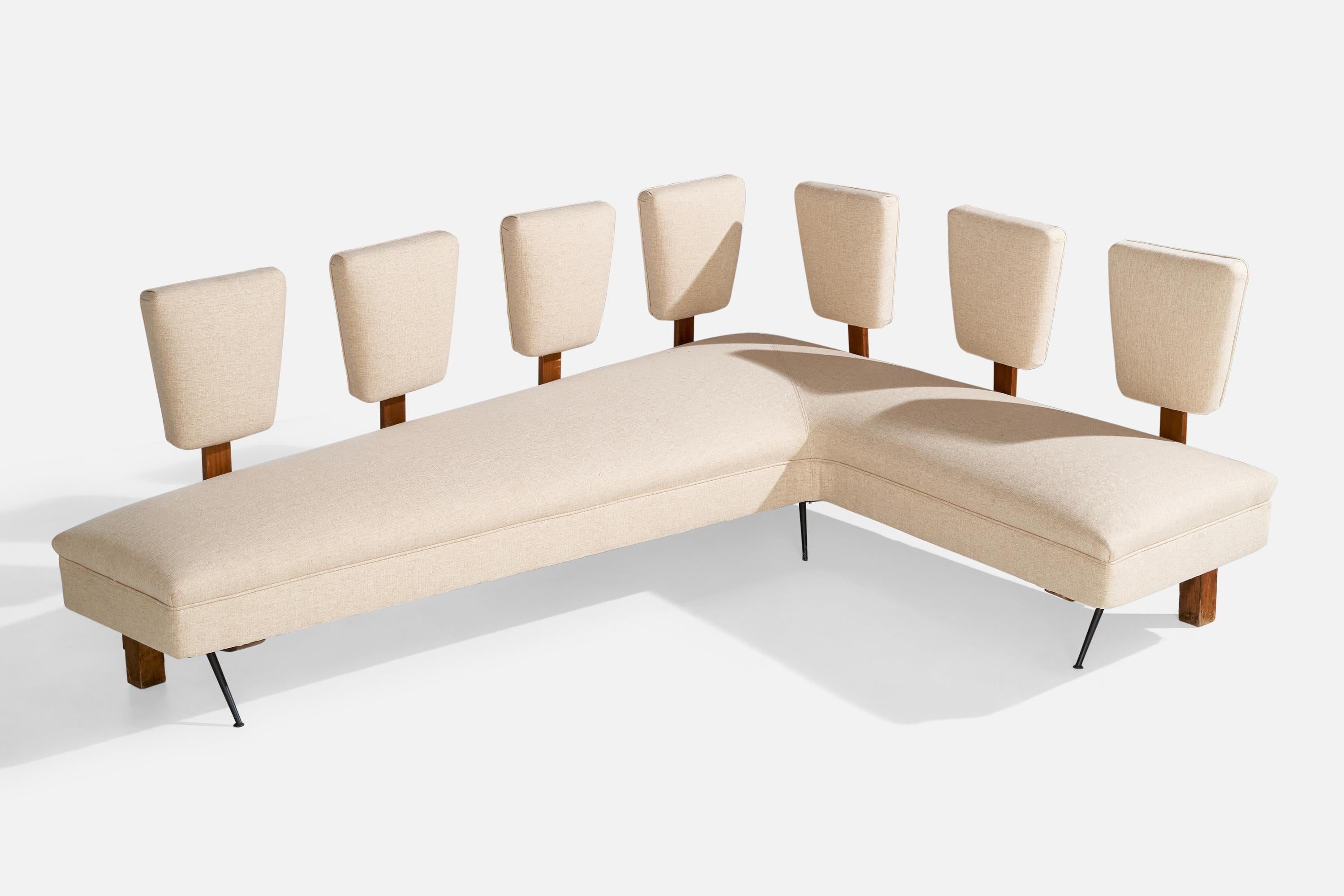 Ein einzigartiges Sofa aus Holz, Stoff und schwarz lackiertem Metall, entworfen und hergestellt von Maurizio Tempestini für das Hotel Croce di Malta in Montecatini Terme, Italien, 1950er Jahre.

Abmessungen: 31,5
