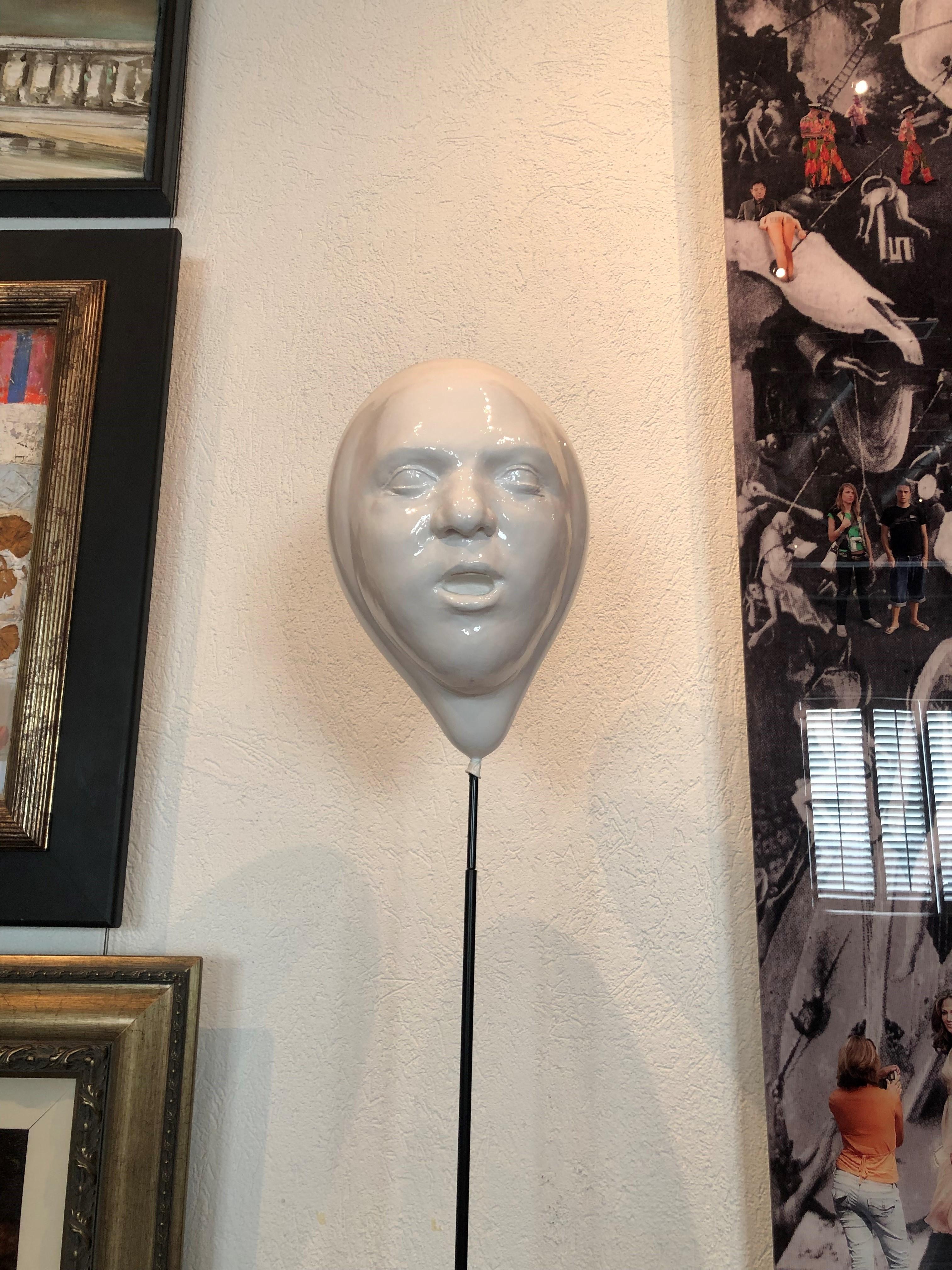 Mauro Cordas figurative Skulpturen bewahren die Reverenz an klassische und modernistische Traditionen und bringen gleichzeitig die Stimme des Künstlers zum Ausdruck. Der in Frankreich geborene Künstler entstammt einer italienischen Steinhauerfamilie