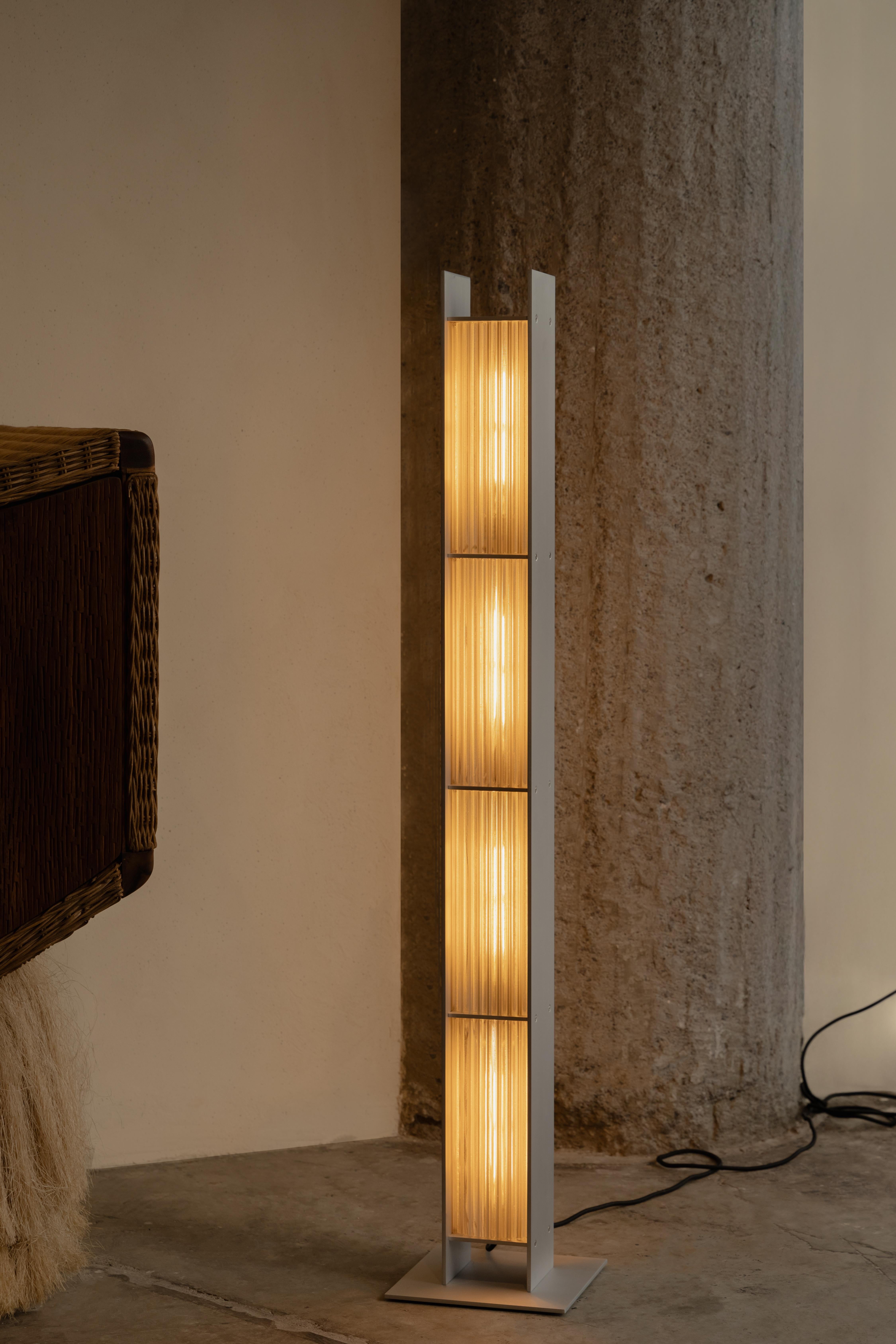 Lampada da terra Mauro in alluminio spazzolato con schermo a coste di Nuumbra
Dimensioni: D 20 x L 20 x H 110 cm. 
Materiali: Alluminio spazzolato.

Tutte le nostre lampade possono essere cablate a seconda del Paese. Se viene venduto negli Stati