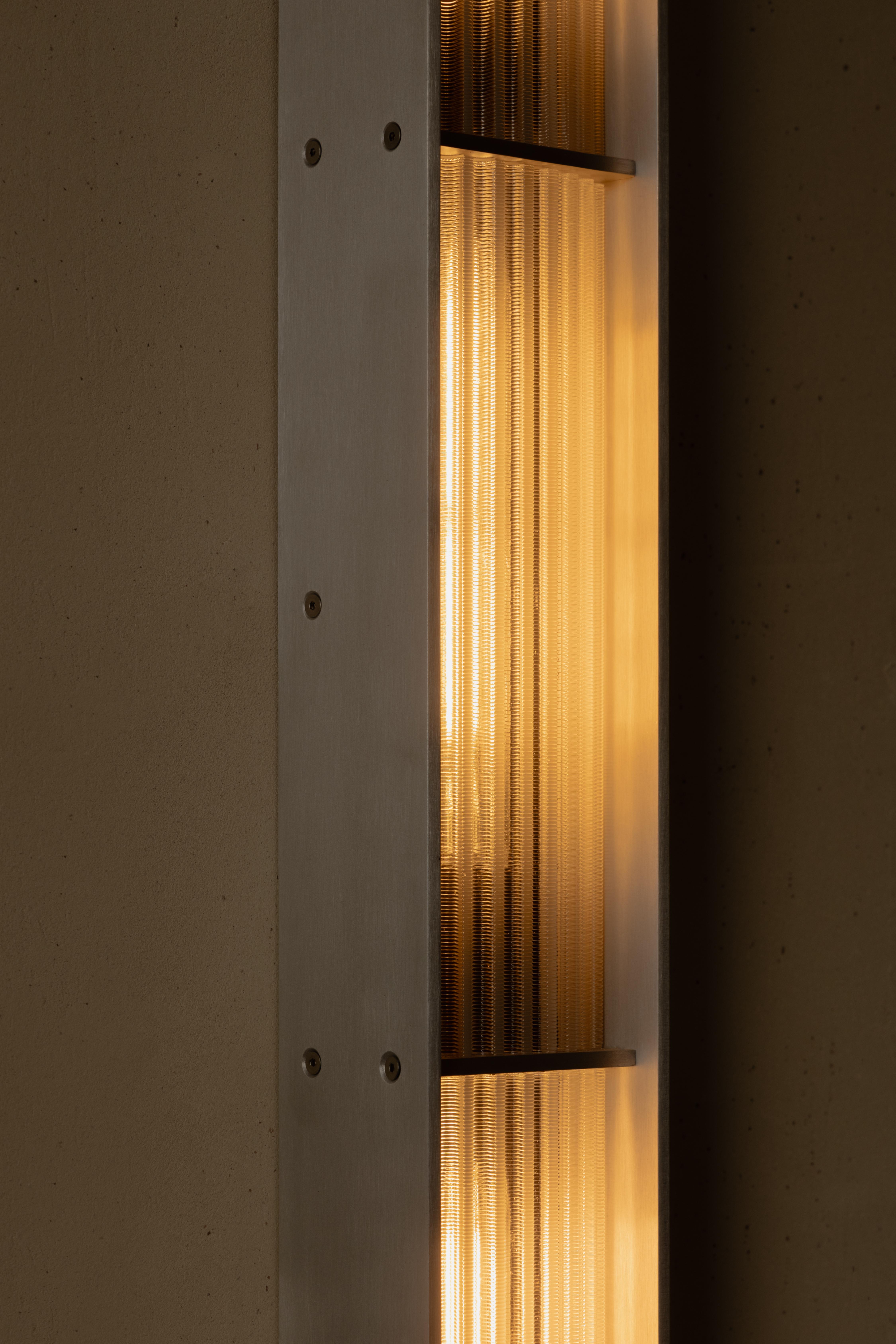 Moderno Lampada da terra Mauro in alluminio spazzolato con schermo a coste di Nuumbra in vendita