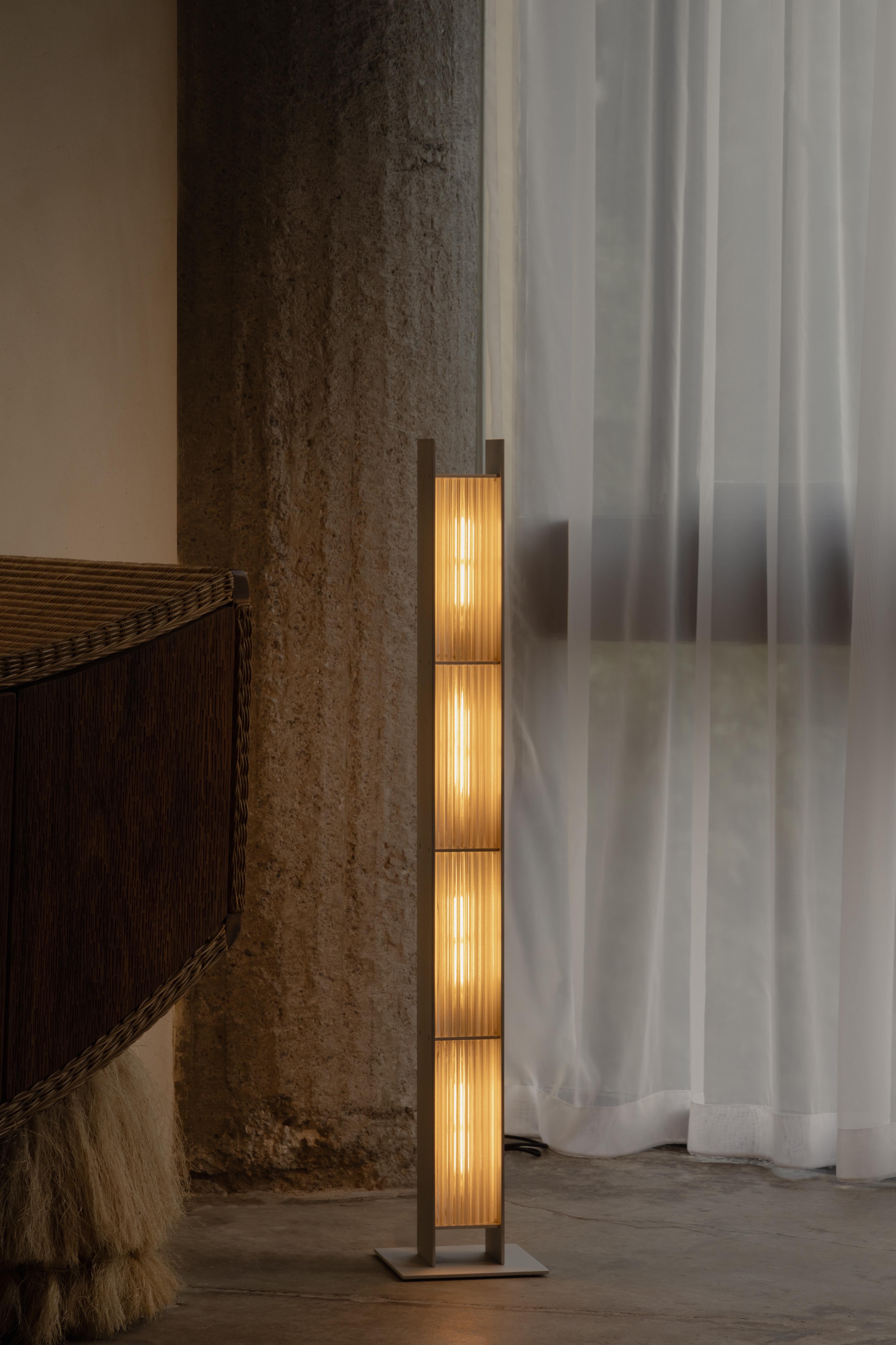 Spazzolato Lampada da terra Mauro in alluminio spazzolato con schermo a coste di Nuumbra in vendita