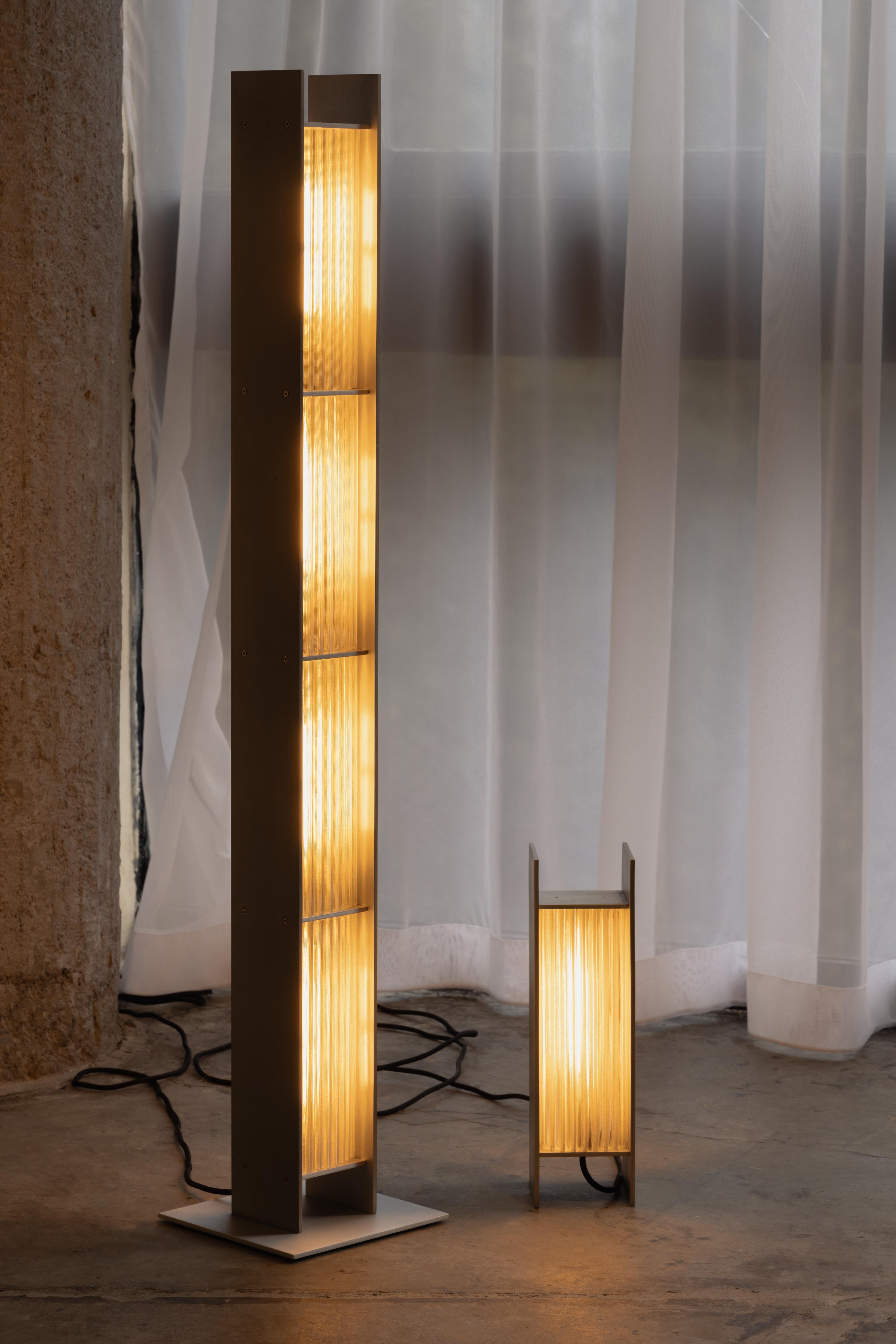 Lampada da terra Mauro in alluminio spazzolato con schermo a coste di Nuumbra In condizioni Nuovo in vendita a Geneve, CH