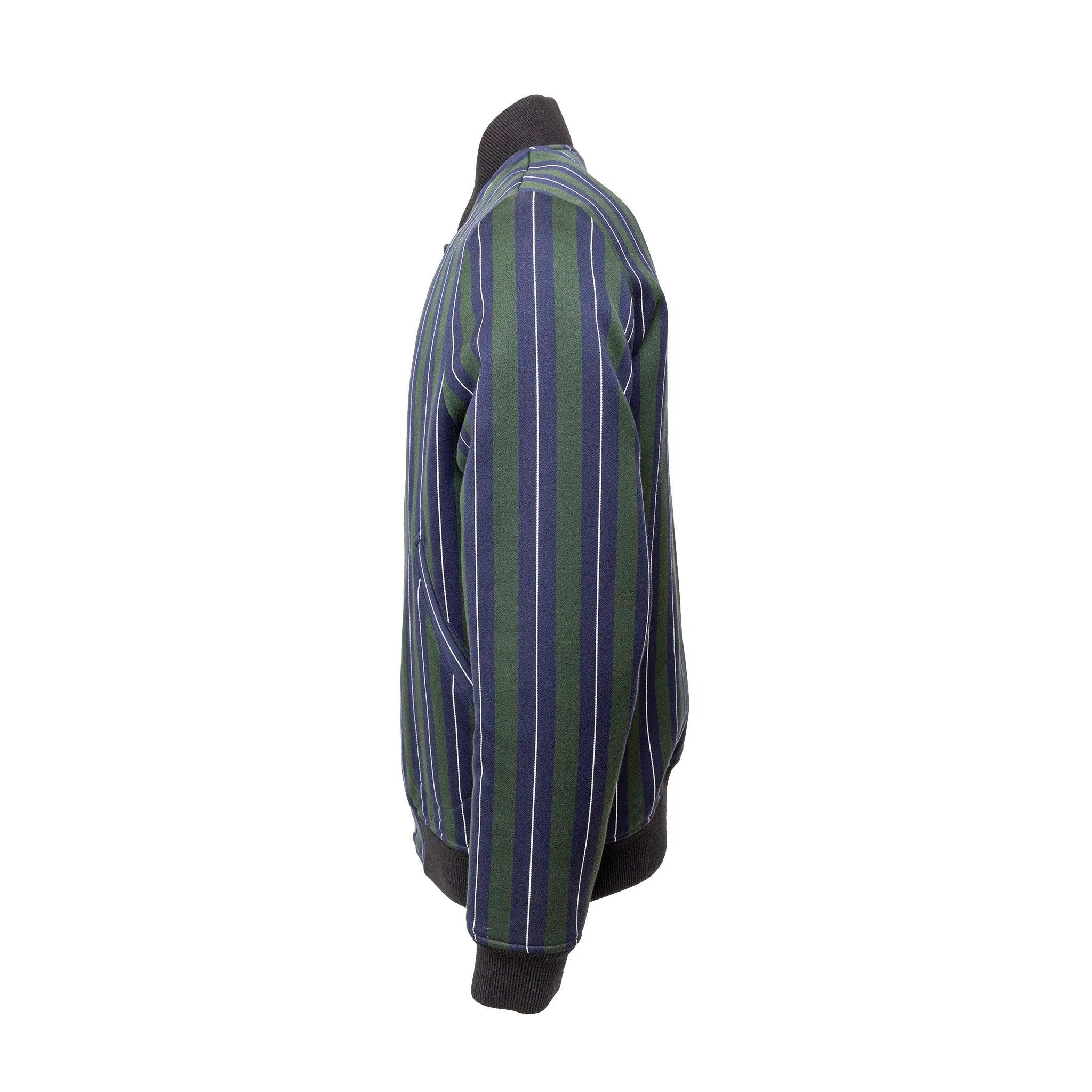 Bomber a righe multicolore di Mauro Grifoni della collezione Moon Heritage. In misto lana e cotone con fodera trapuntata, bottoni a pressione e bordi neri a coste. 
 Materiale: 60% Lana 40% Cotone 
 Misure: Spalla:44;Manica:63;Busto:52;Lunghezza:66