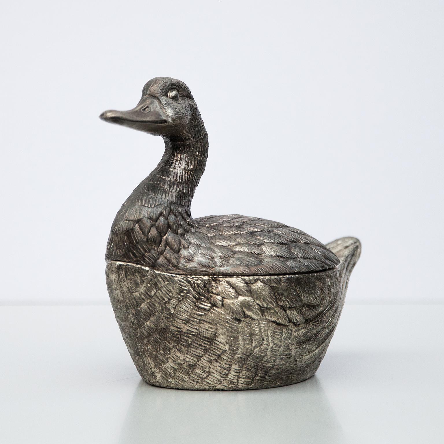 Elegant silver plated duck ice bucket by Mauro Manetti, with an metal inlay inside and signed on the bottom.