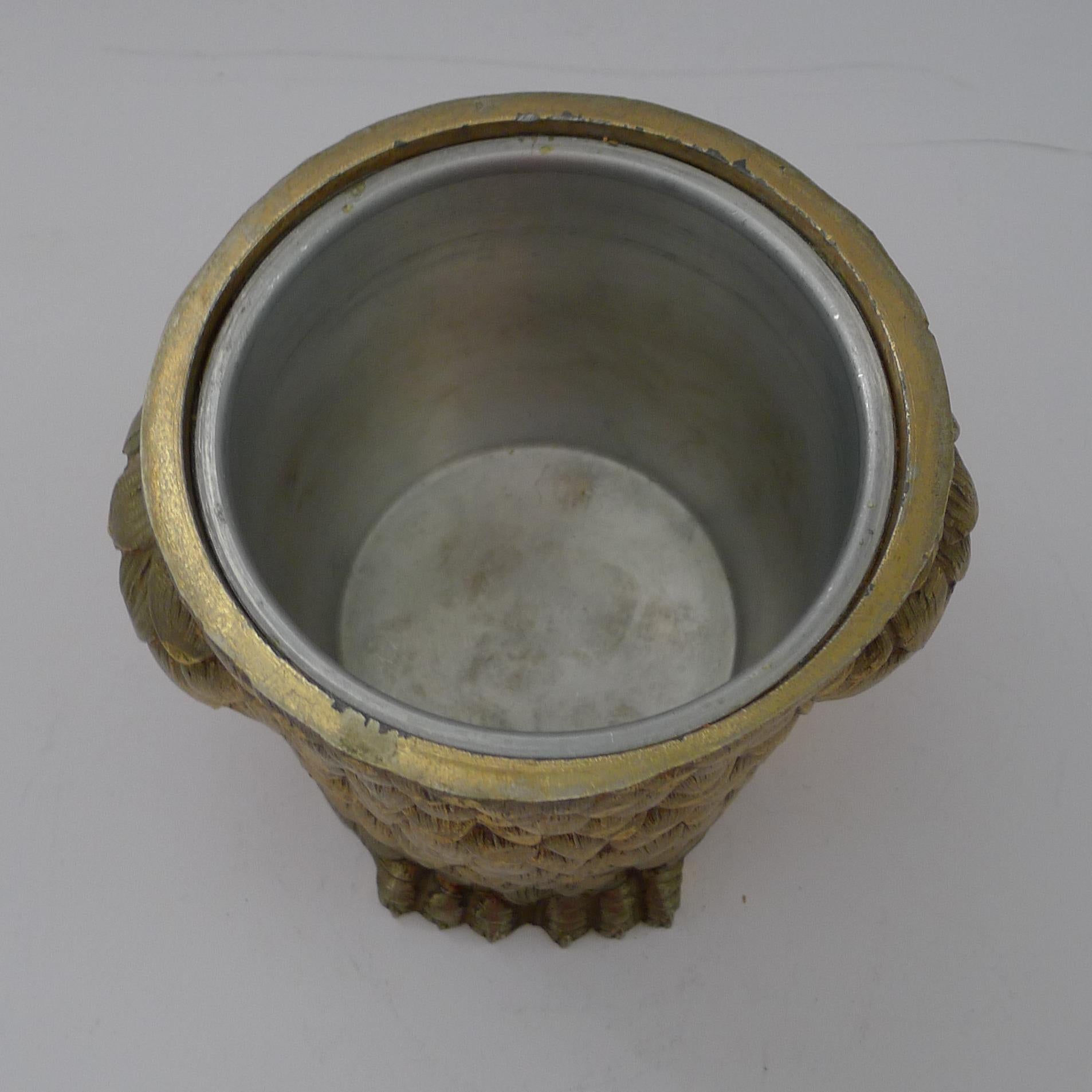 Siempre muy buscada, una divertida cubitera italiana vintage con forma de búho.  

Se trata de piezas pesadas y sólidas diseñadas por el artista italiano contemporáneo Mauro Manetti de Florencia hacia c.1960.

Firmado en la parte inferior M.M y