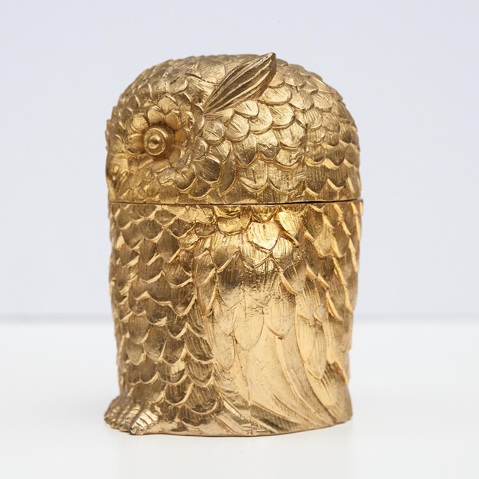 Gold plated Owl ice bucket with an metal inlay designed by Mauro Manetti, Italy 1970s. Marked on the base ” M/M” MADE IN ITALY”.
Nice shape and so useful for ice cubes and even ice cream or sorbet.