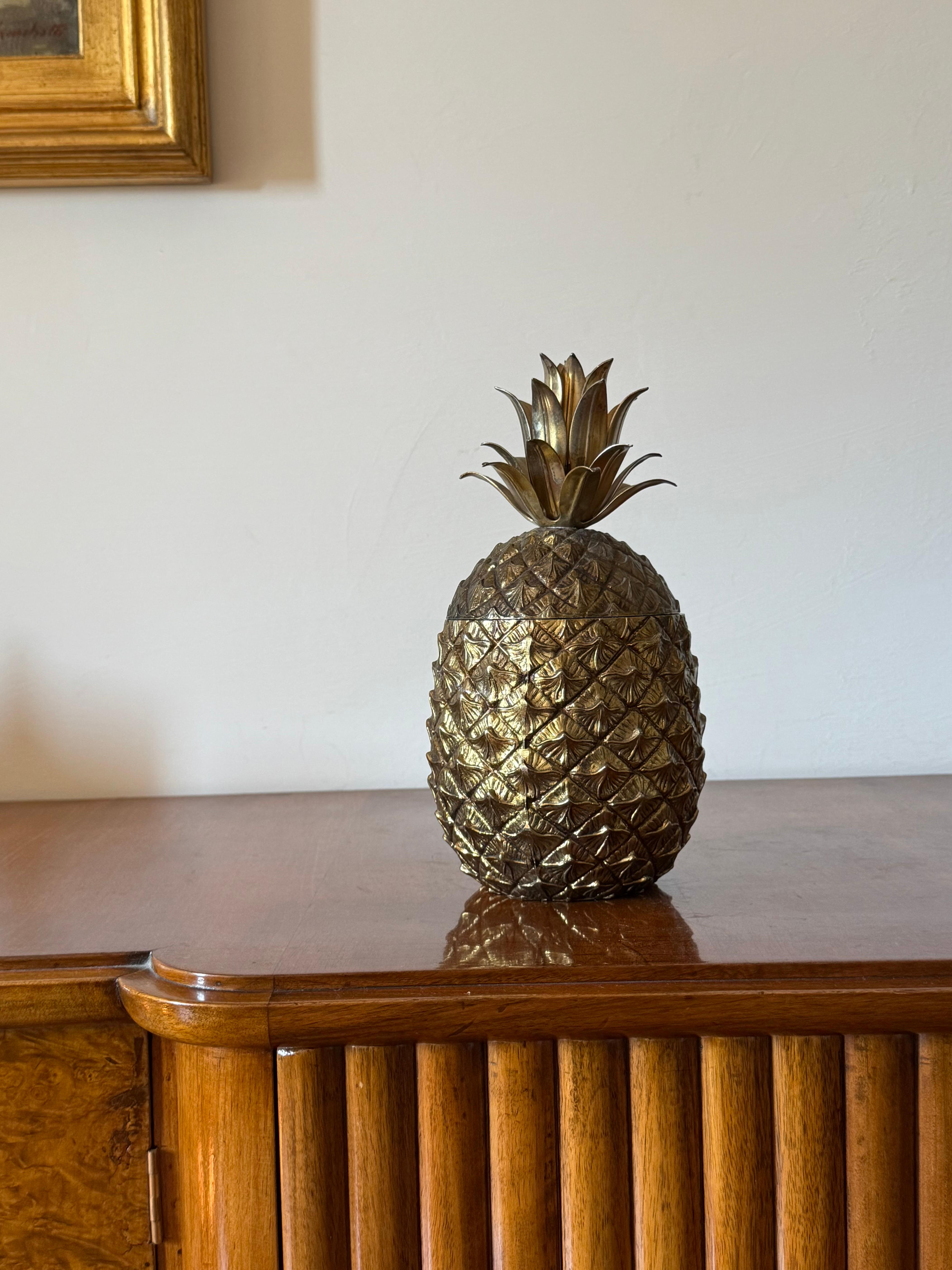 Golden Pineapple ice bucket

Mauro Manetti, Florence Italy, 1960s / 1970s

Signed on the base.

H 28 cm x 14 cm diam. 

Conditions: excellent overall conditions.