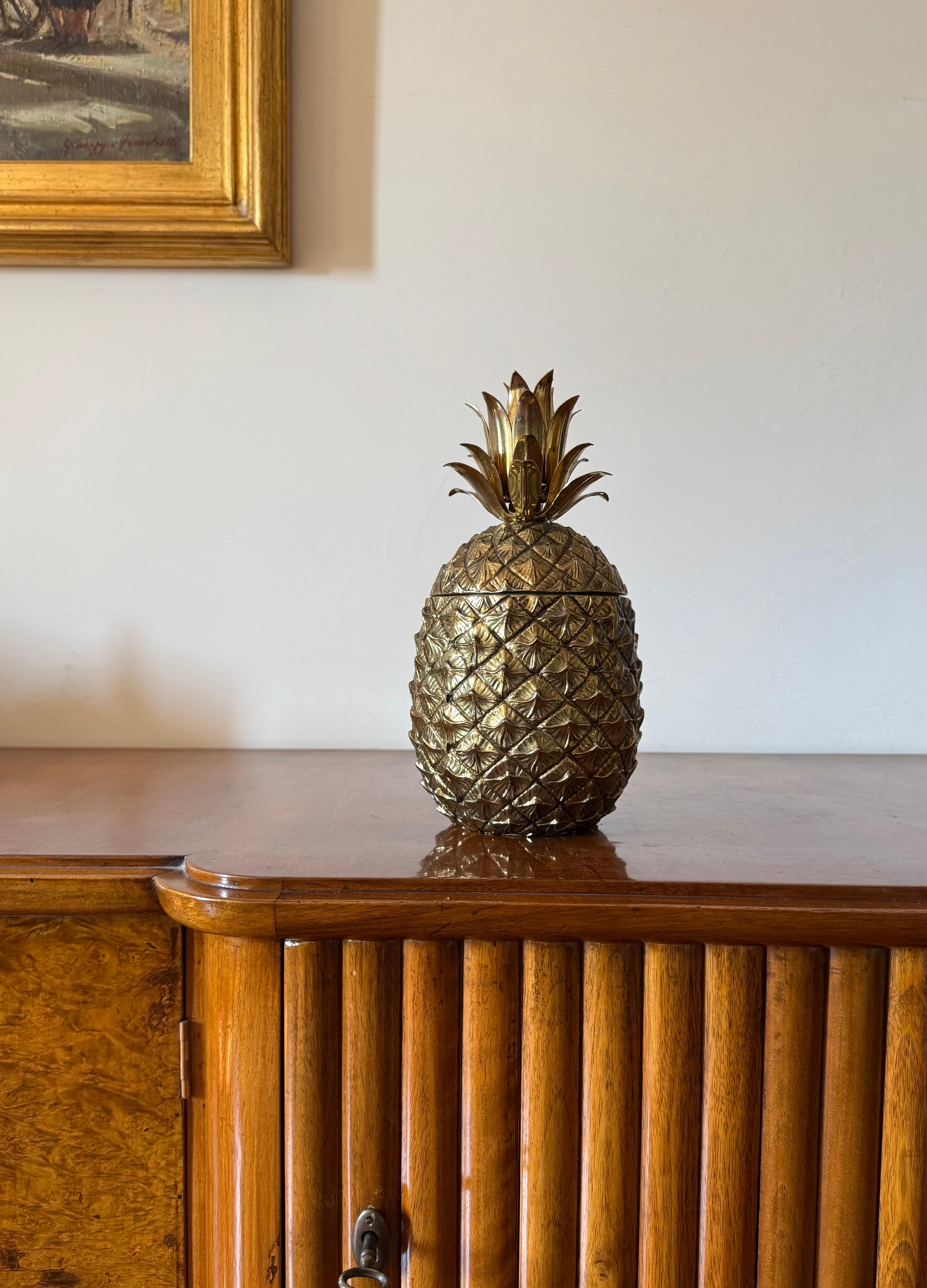 Golden Pineapple ice bucket

Mauro Manetti, Florence Italy, 1960s / 1970s

Signed on the base.

H 28 cm x 14 cm diam. 

Conditions: excellent overall conditions.