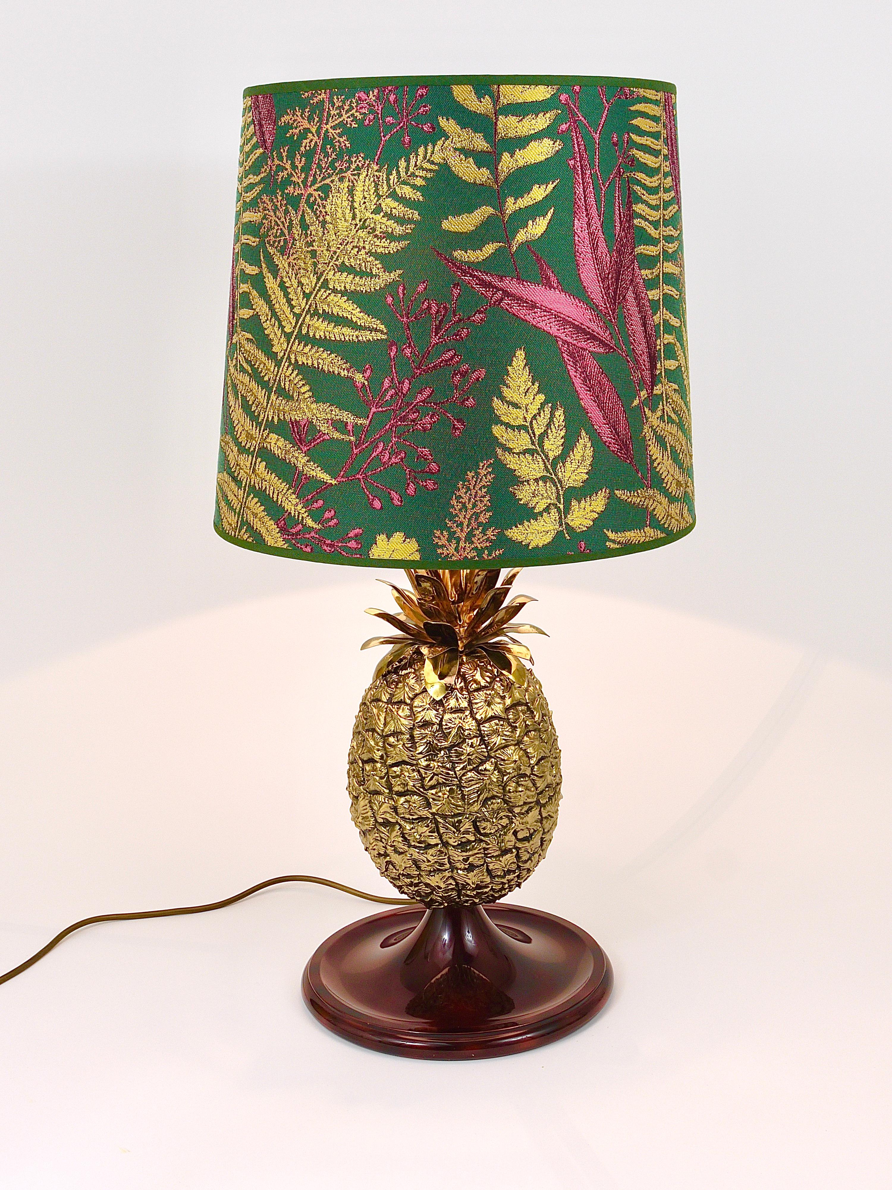 A sculptural golden Hollywood Regency Riviera pineapple table or side lamp by Mauro Manetti from the 1970s. Made of brass and acrylic material with a nice tortoise colored tulip base. Comes with a professionally refurbished lampshade, covered with a