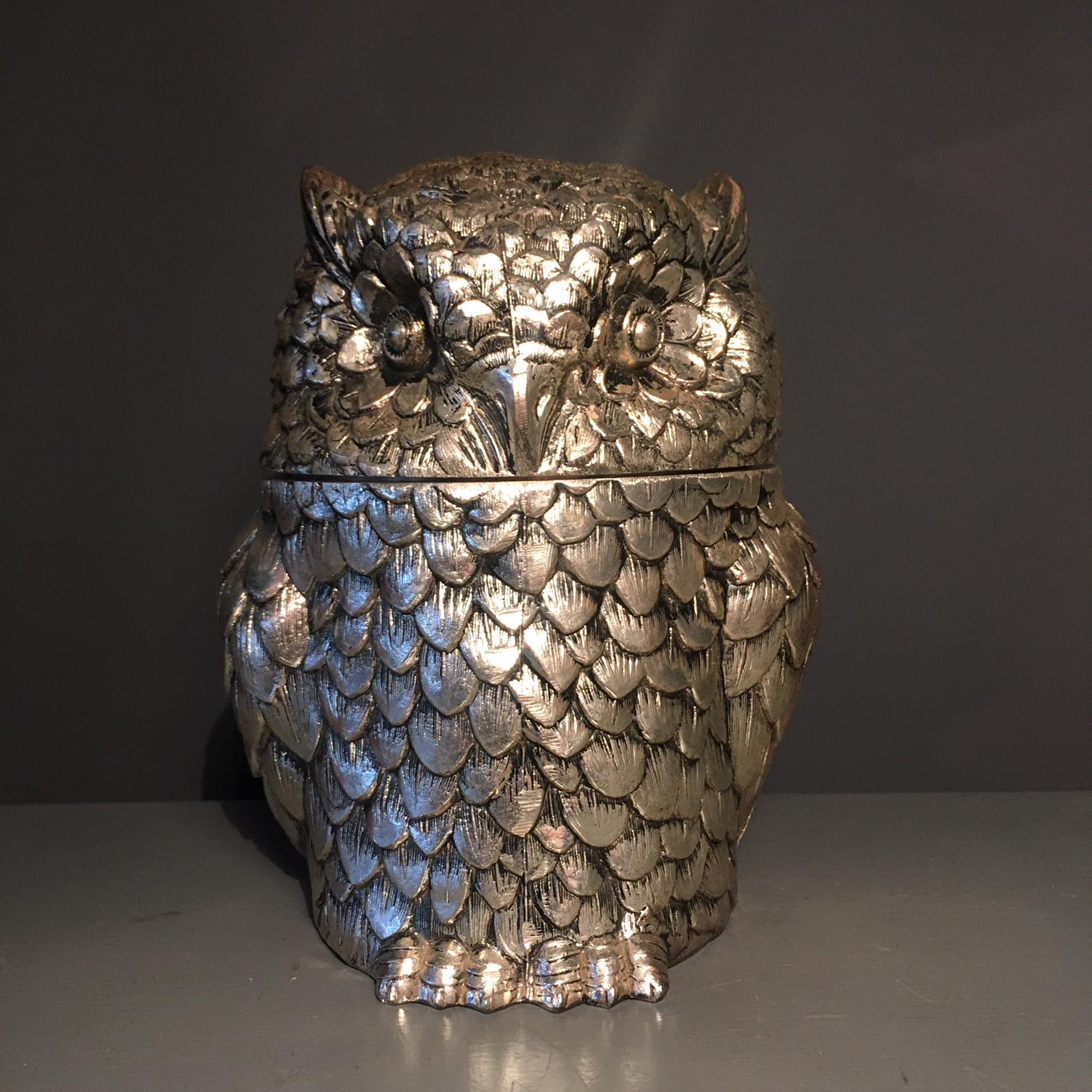 Mauro Manetti Italian owl ice-bucket.

1970s.

The Manetti mark is stamped on the base M/M (Mauro Manetti) made in Italy

Measures: 20cm height
15cm width
13cm depth

It has the original liner to hold the ice.

A fantastic decorative and