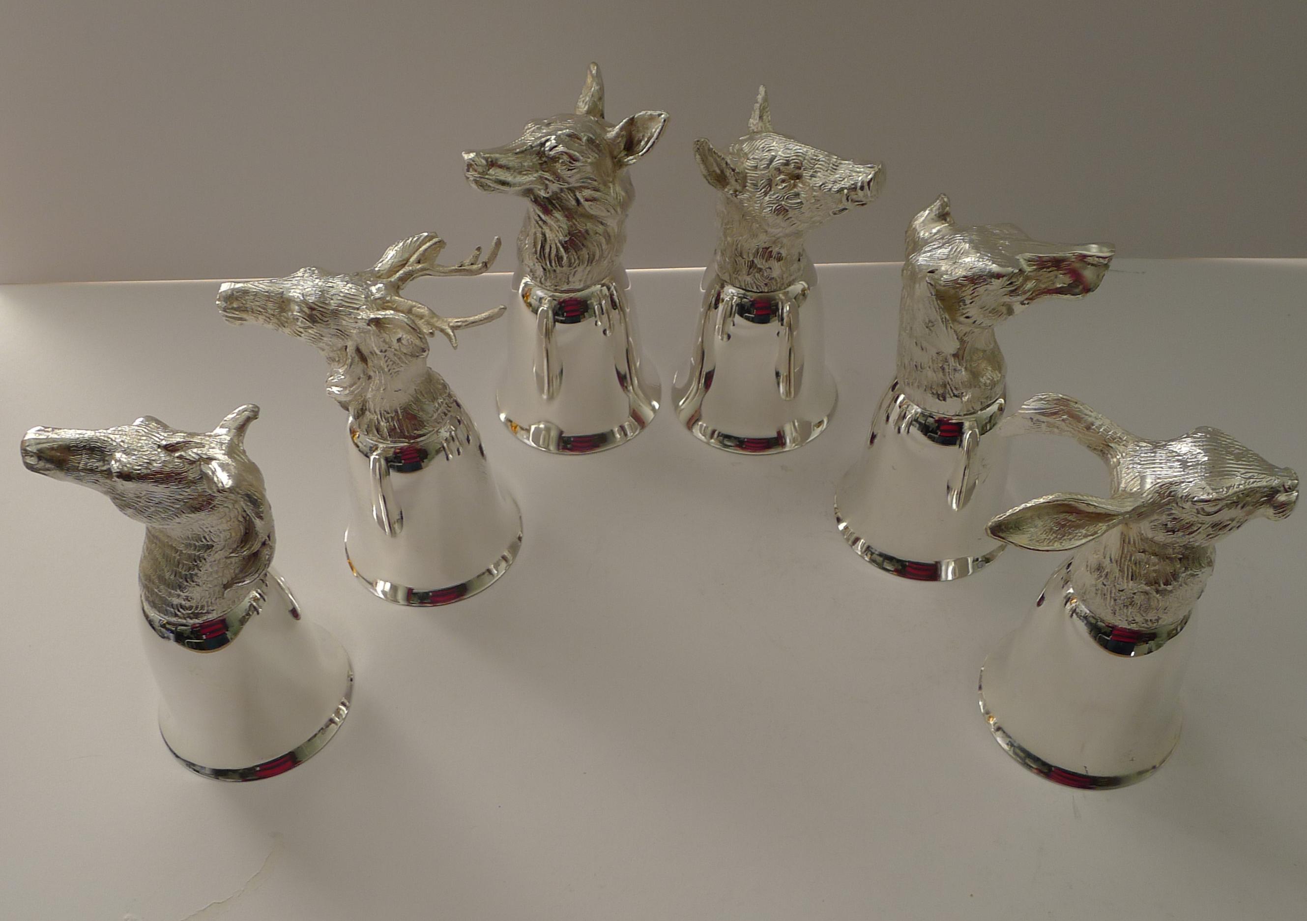 Uno splendido set di sei coppe da staffa da caccia in argento, realizzate dall'iconico designer italiano Mauro Manetti.

Le sei coppe hanno la forma di teste di animali:

Volpe, Cavallo, Cervo, Cane, Cinghiale e Lepre

Ciascuna è firmata M&M e