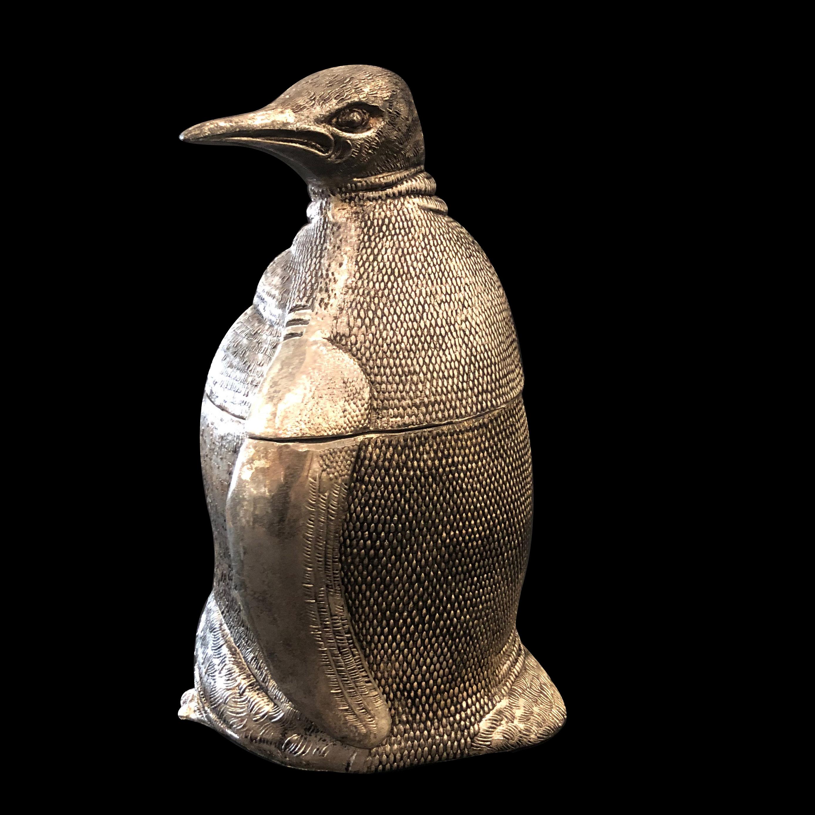Ce seau à glace pingouin de Mauro Manetti est rare, produit vers 1970. 
Fonte d'aluminium argentée et estampillée sous 