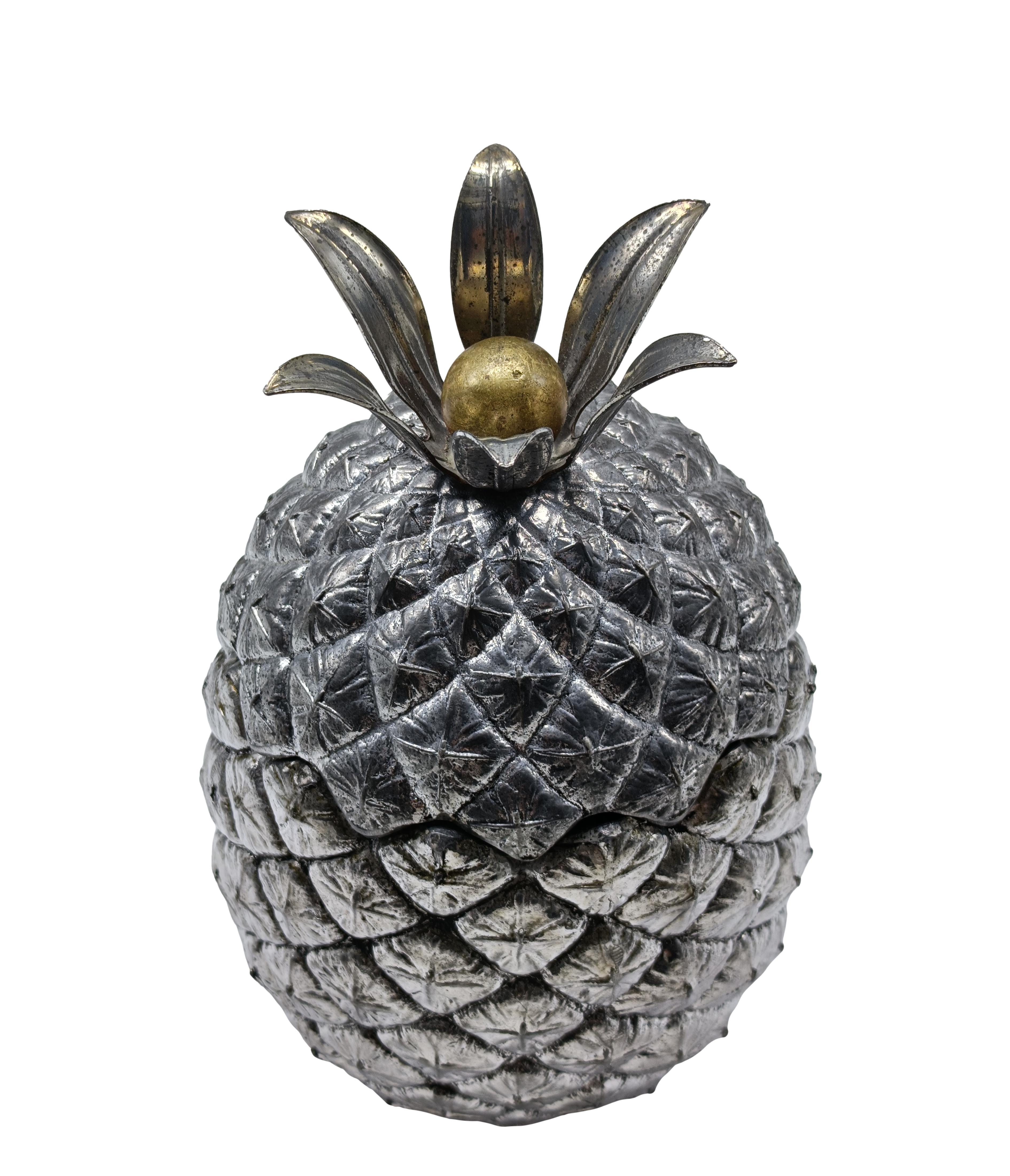 Secchiello per ghiaccio a forma di ananas, contenitore con coperchio, in peltro di Mauro Manetti per Fonderia D'Arte Firenze.
Prodotto in Italia negli anni '70.
Timbro del produttore sul fondo del secchiello.