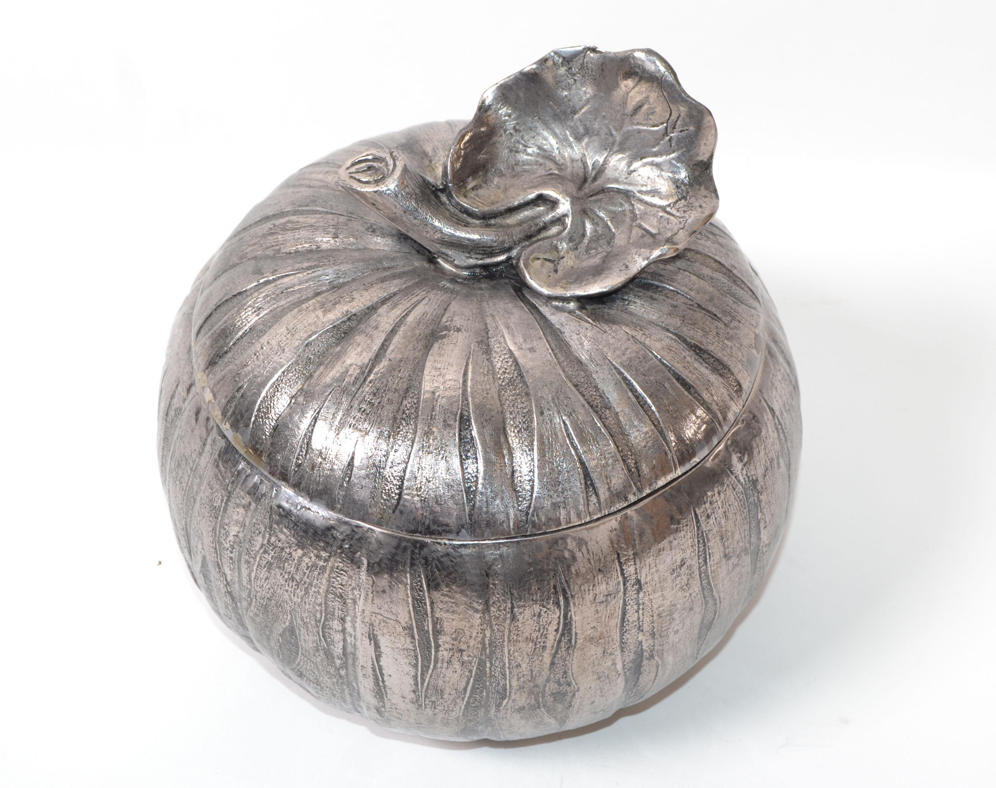Original Mauro Manetti silver plate pumpkin ice bucket, made in Italy.
Keeps the ice cubes frozen for a long time as the lid sits tight on the bucket.


