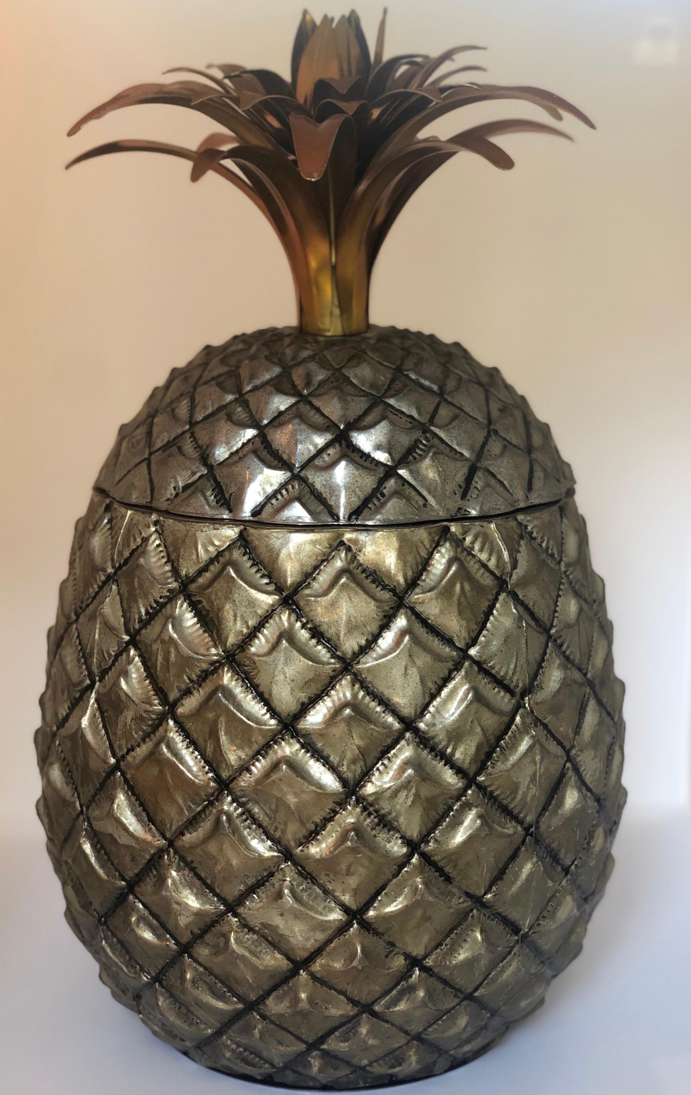 Offered is a Hollywood Glam / Mid-Century Modern Italian Mauro Manetti style pineapple theme Ice bucket. The outer body of the ice bucket is of a gold wash over silver plated metal with a white molded plastic bucket insert for ice. The piece is