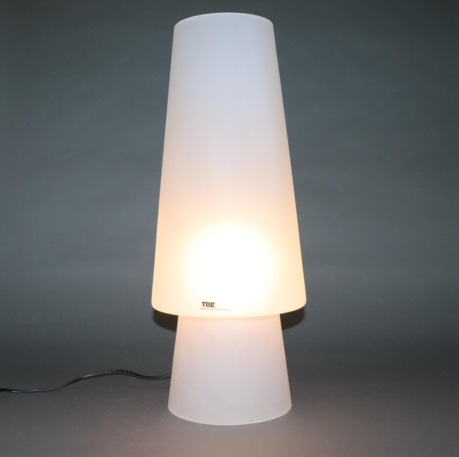 Mid-Century Modern Italian Murano hand blown glass table lamp, white with satin finish and chrome details. Made by ITRE and designed by Mauro Marzollo. Documented: available on request.
Dimensions: Height 24