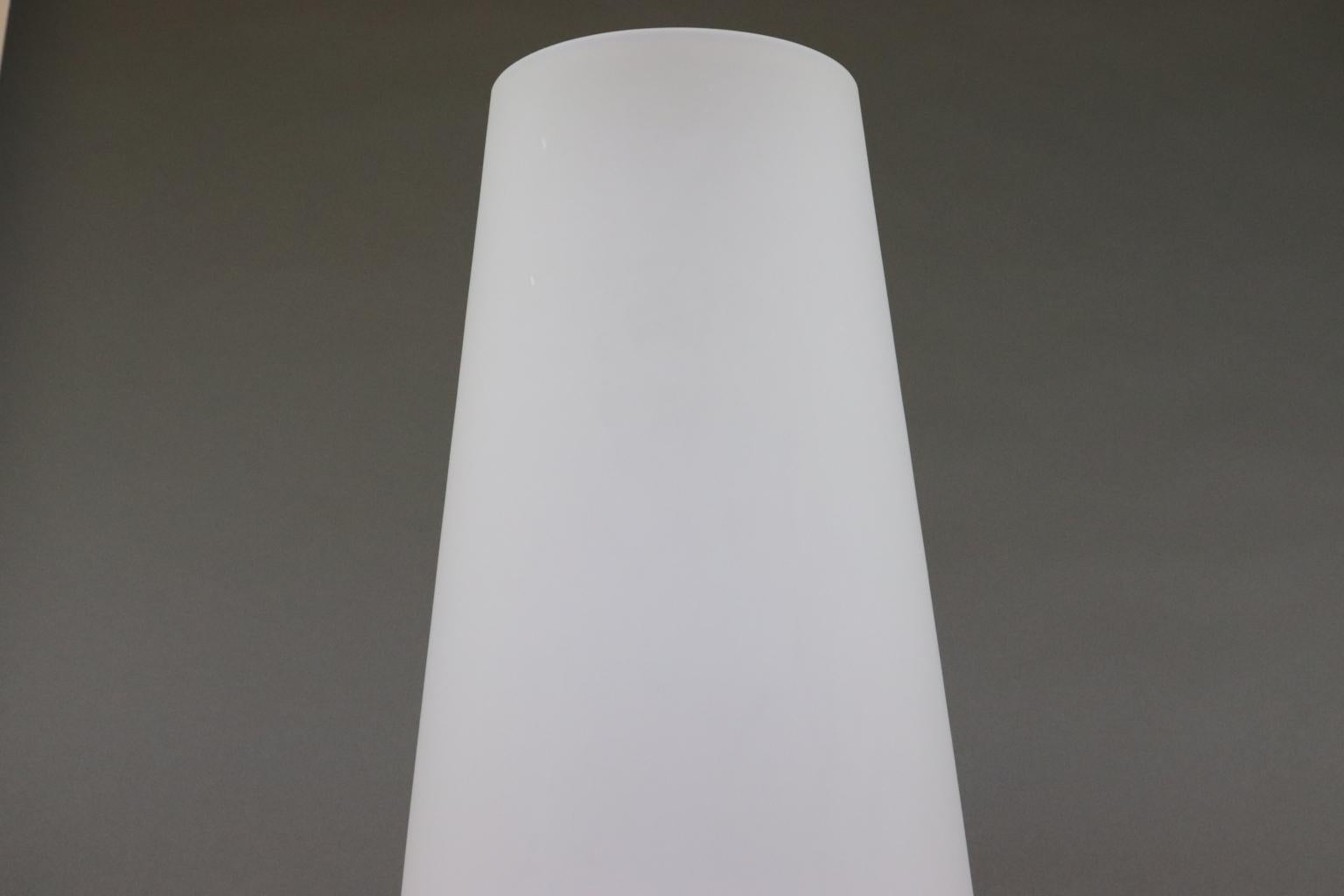 Mid-Century Modern Italian Table Lamp Hand Blown Murano Glass White Satin Finish In Excellent Condition For Sale In Saddle Brook , NJ