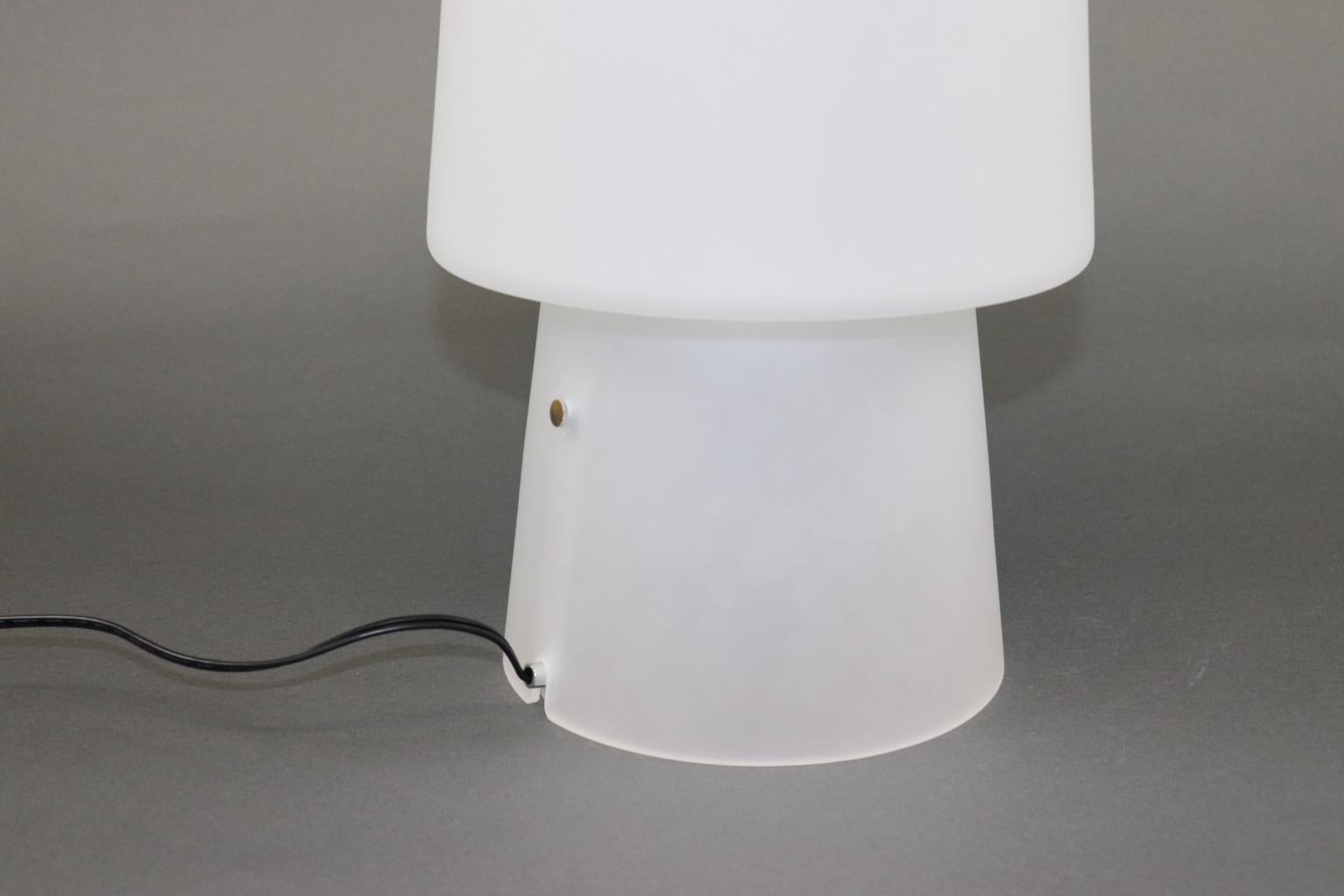 Late 20th Century Mid-Century Modern Italian Table Lamp Hand Blown Murano Glass White Satin Finish For Sale