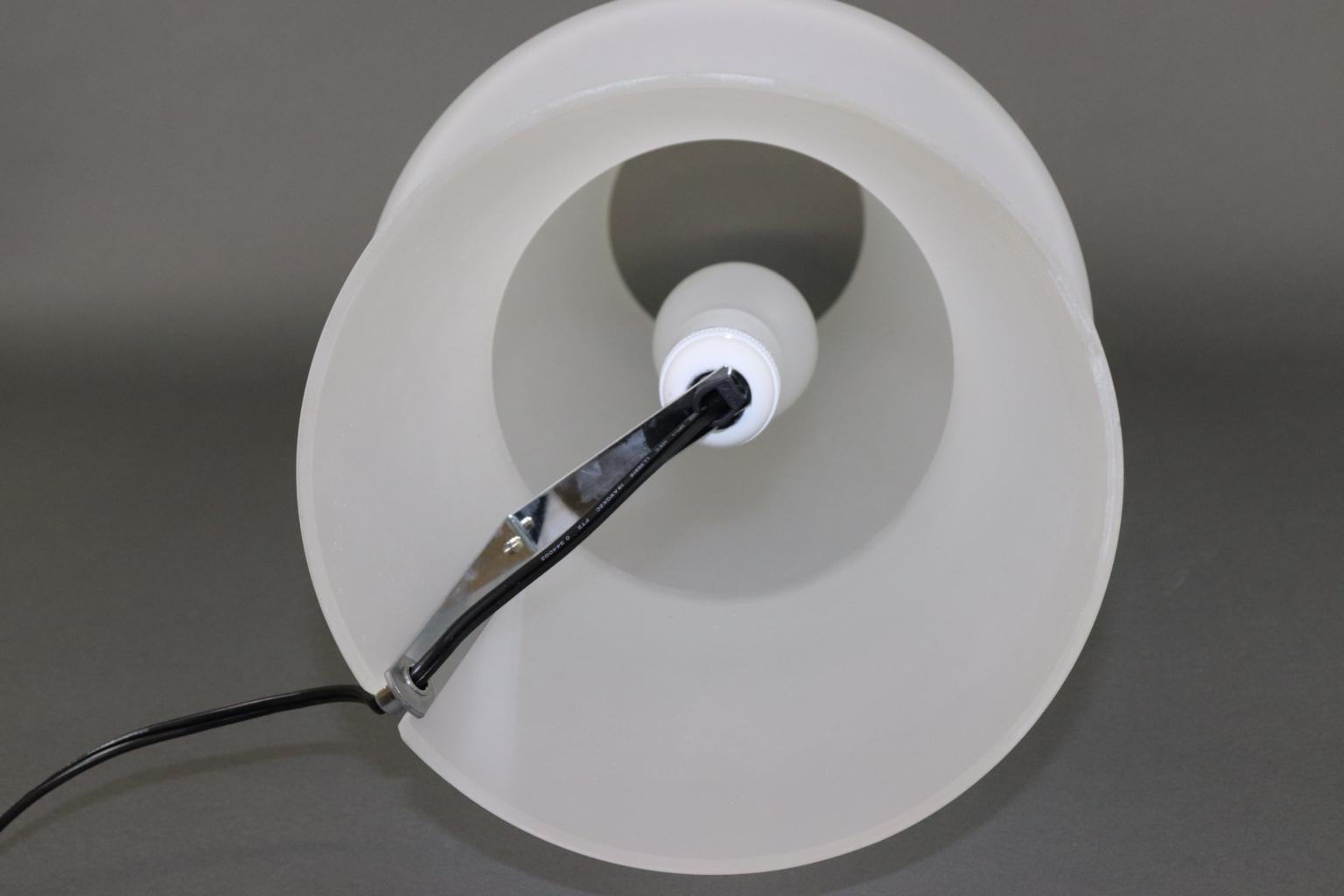 Mid-Century Modern Italian Table Lamp Hand Blown Murano Glass White Satin Finish For Sale 4
