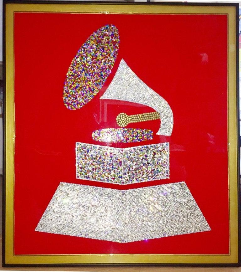 The Grand Grammy (Œuvre d'art originale au collage avec plus de 10 000 cristaux Swarovski et tchèques) - Mixed Media Art de Mauro Oliveira