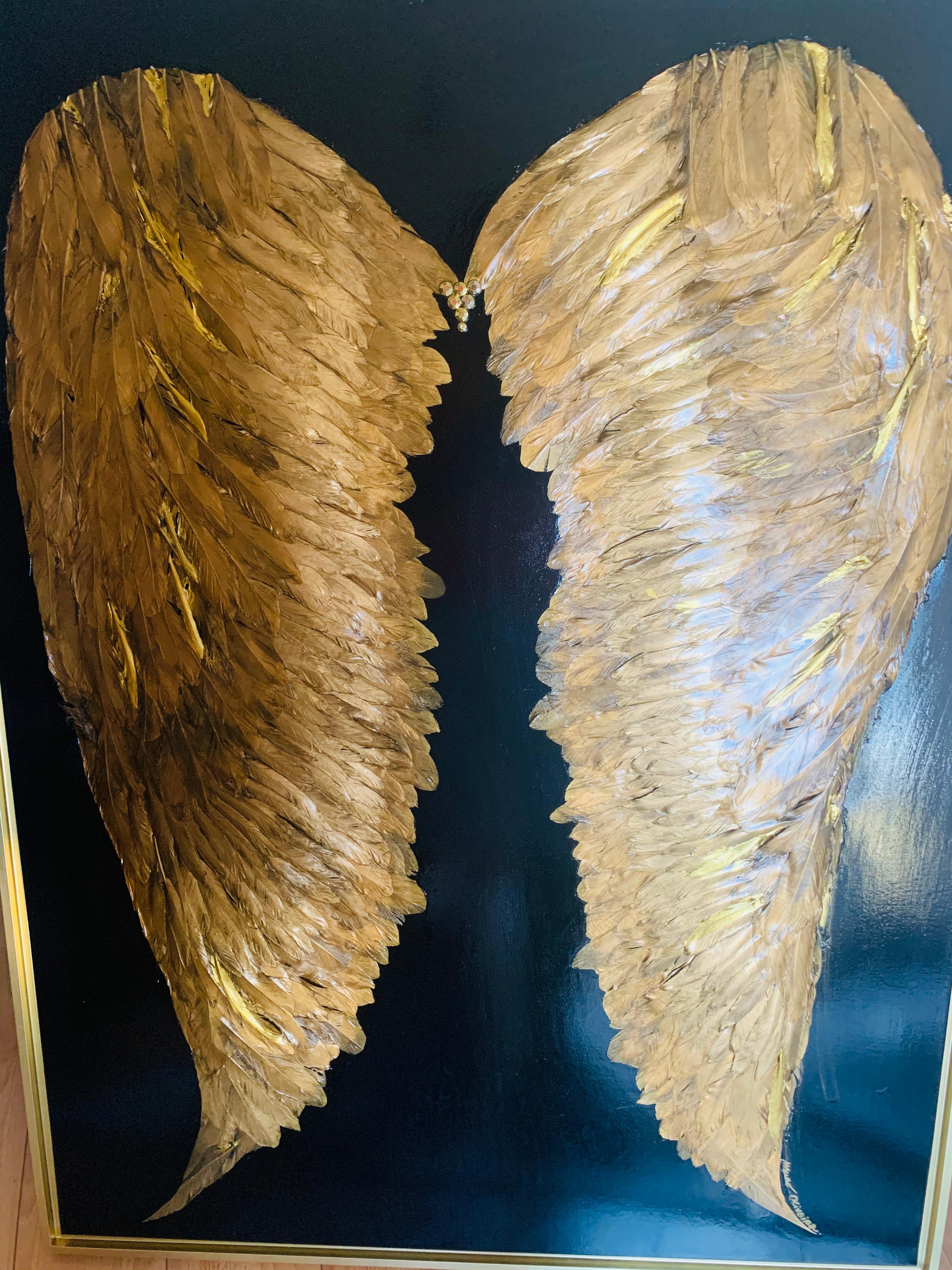 Highly labored wing piece made with real feathers covered with several layers of clear varnish.

This piece is already framed and it's very light.

Bring this stunning and peaceful art piece into your home.