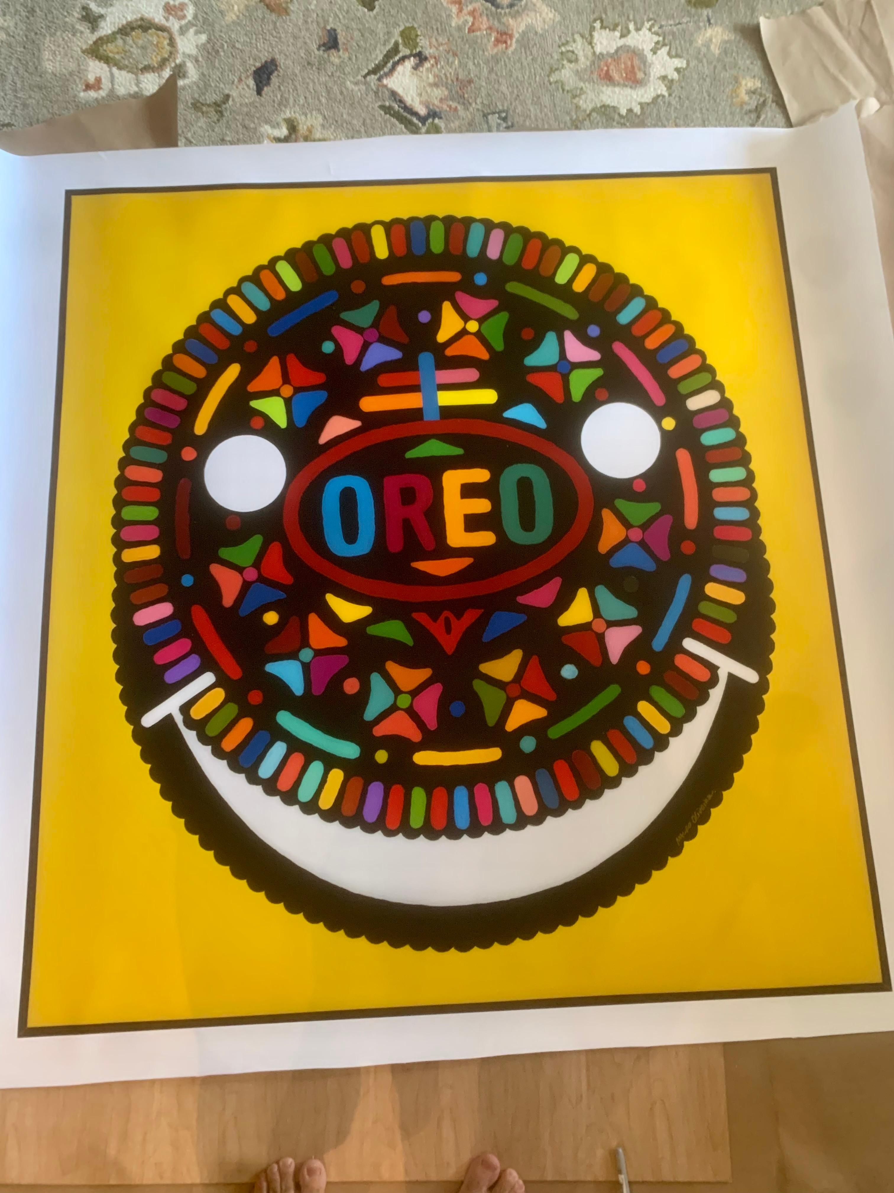 CELEBRATING OREO'S 110TH ANNIVERSARY W / „THE OREO HAPPY HOUR I“ (imitierte Auflage) – Print von Mauro Oliveira