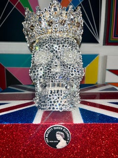 HER MAJESTY QUEEN ELIZABETH II (1 einzigartiger Swarovski- Totenkopf mit Sockel und Krone).