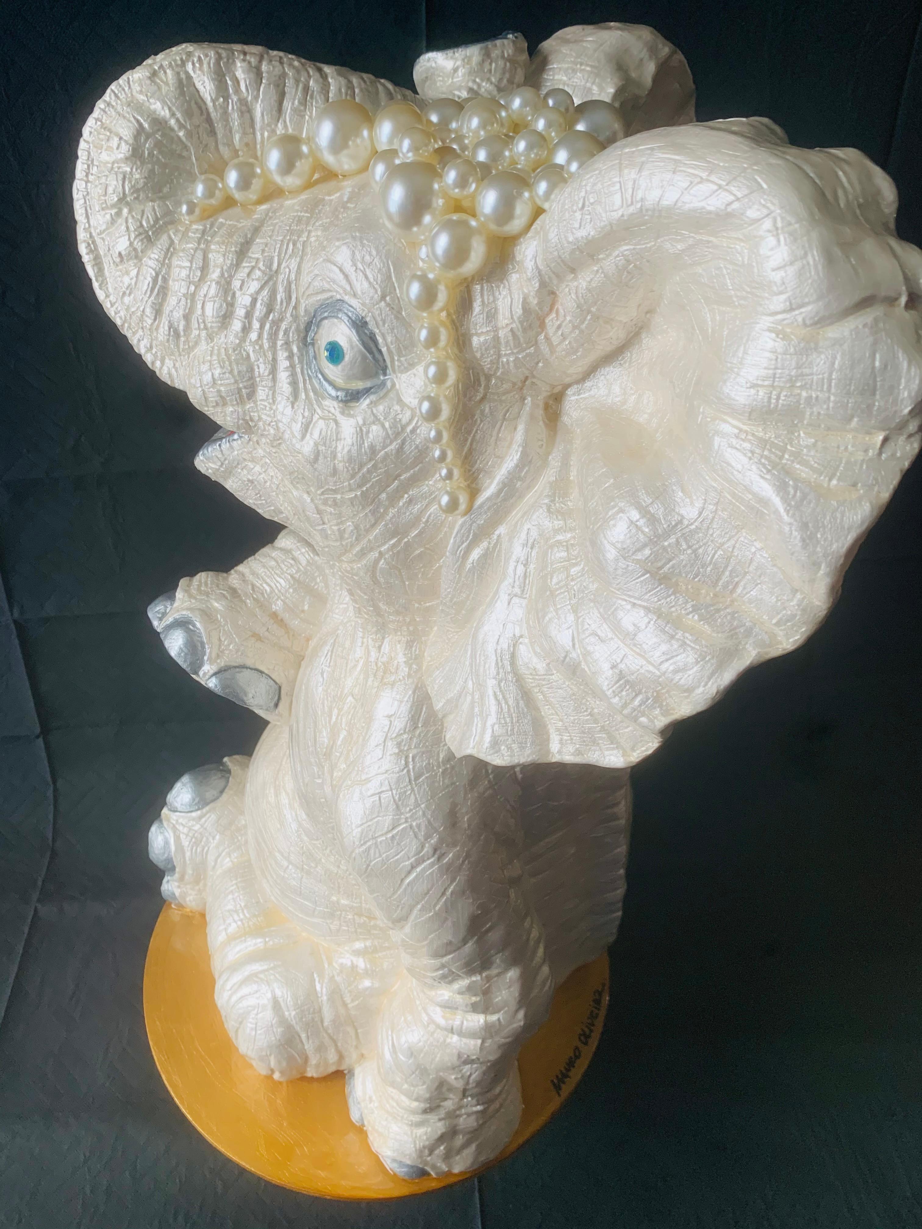 Bébé éléphant Lucky II (sculpture d'origine d'éléphant - perle, argent et or) - Contemporain Sculpture par Mauro Oliveira