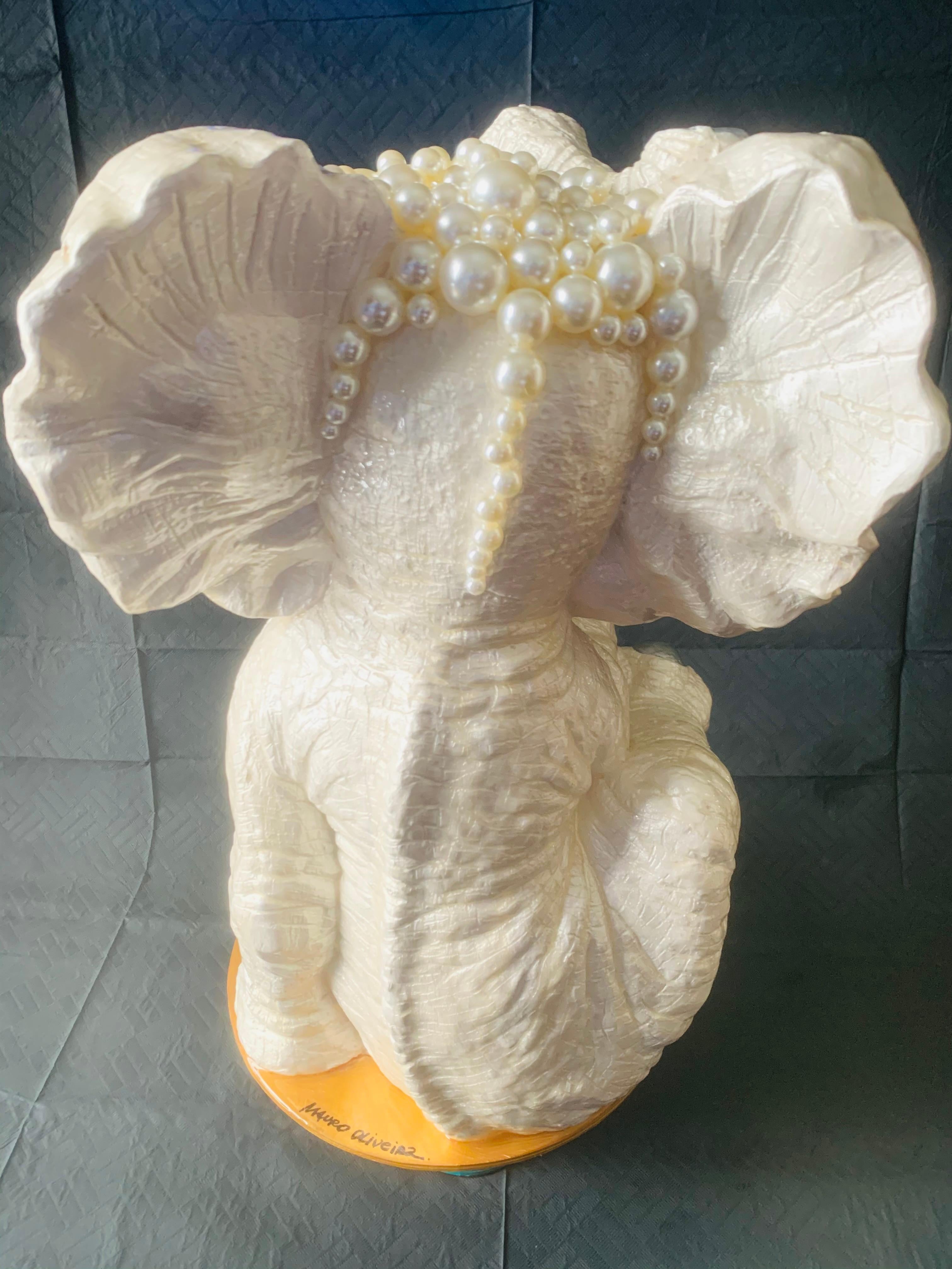 Lucky Baby Elephant II (Original-Elefanten-Skulptur – Perle-Silber-Gold) im Angebot 1