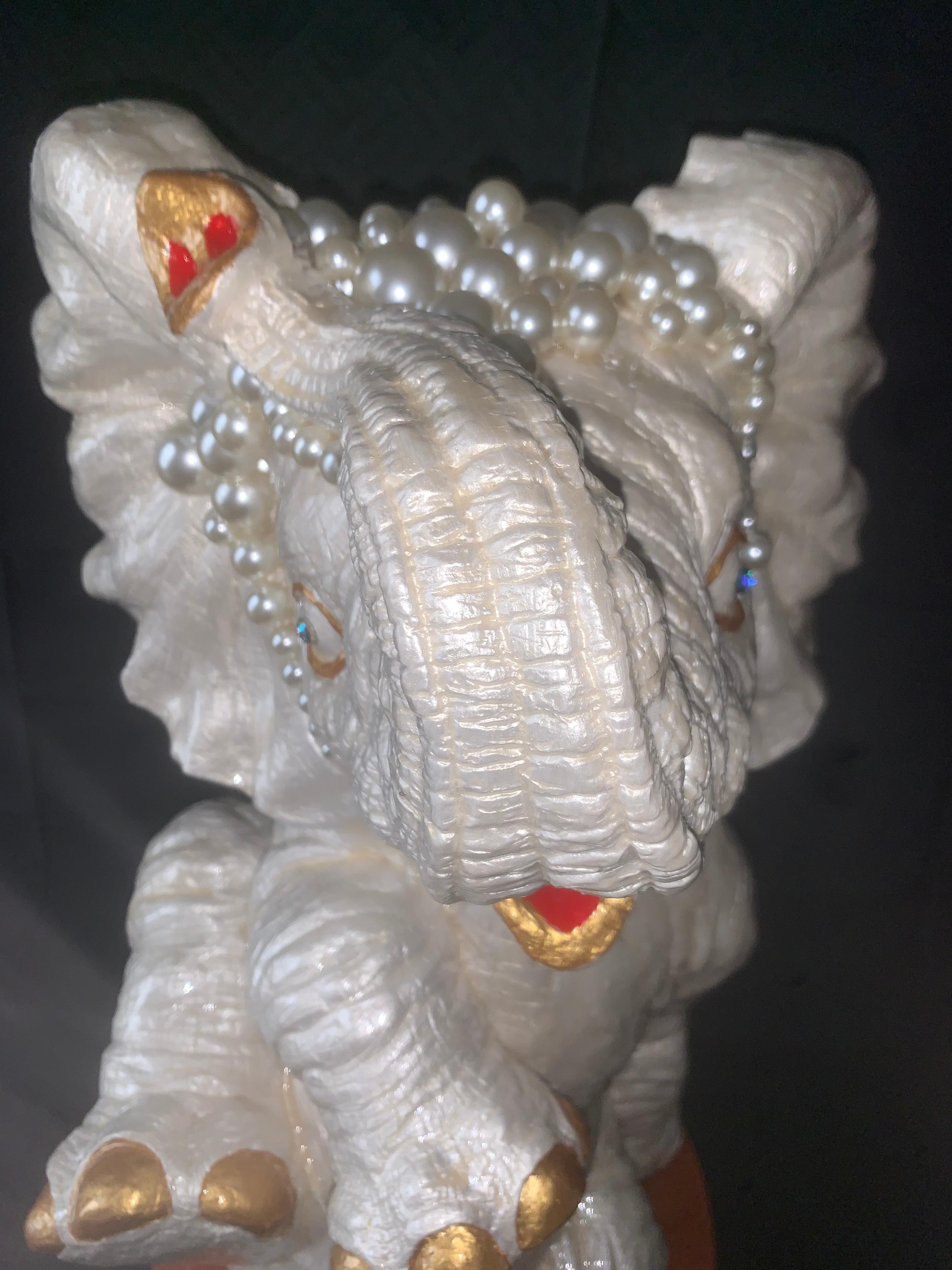 Bébé éléphant Lucky III (sculpture d'origine d'éléphant - perles, or et bronze) - Sculpture de Mauro Oliveira
