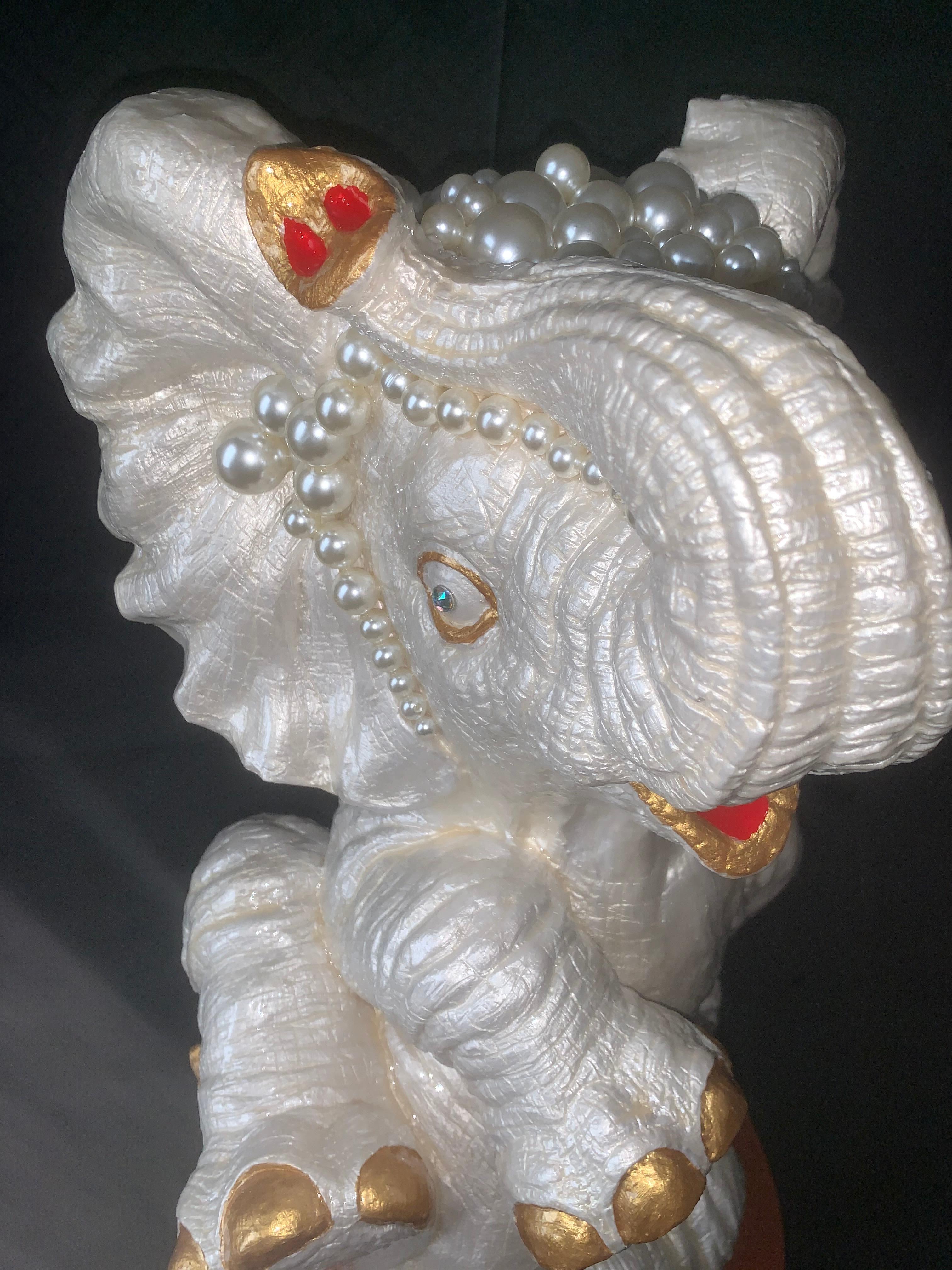 Bébé éléphant Lucky III (sculpture d'origine d'éléphant - perles, or et bronze) - Contemporain Sculpture par Mauro Oliveira