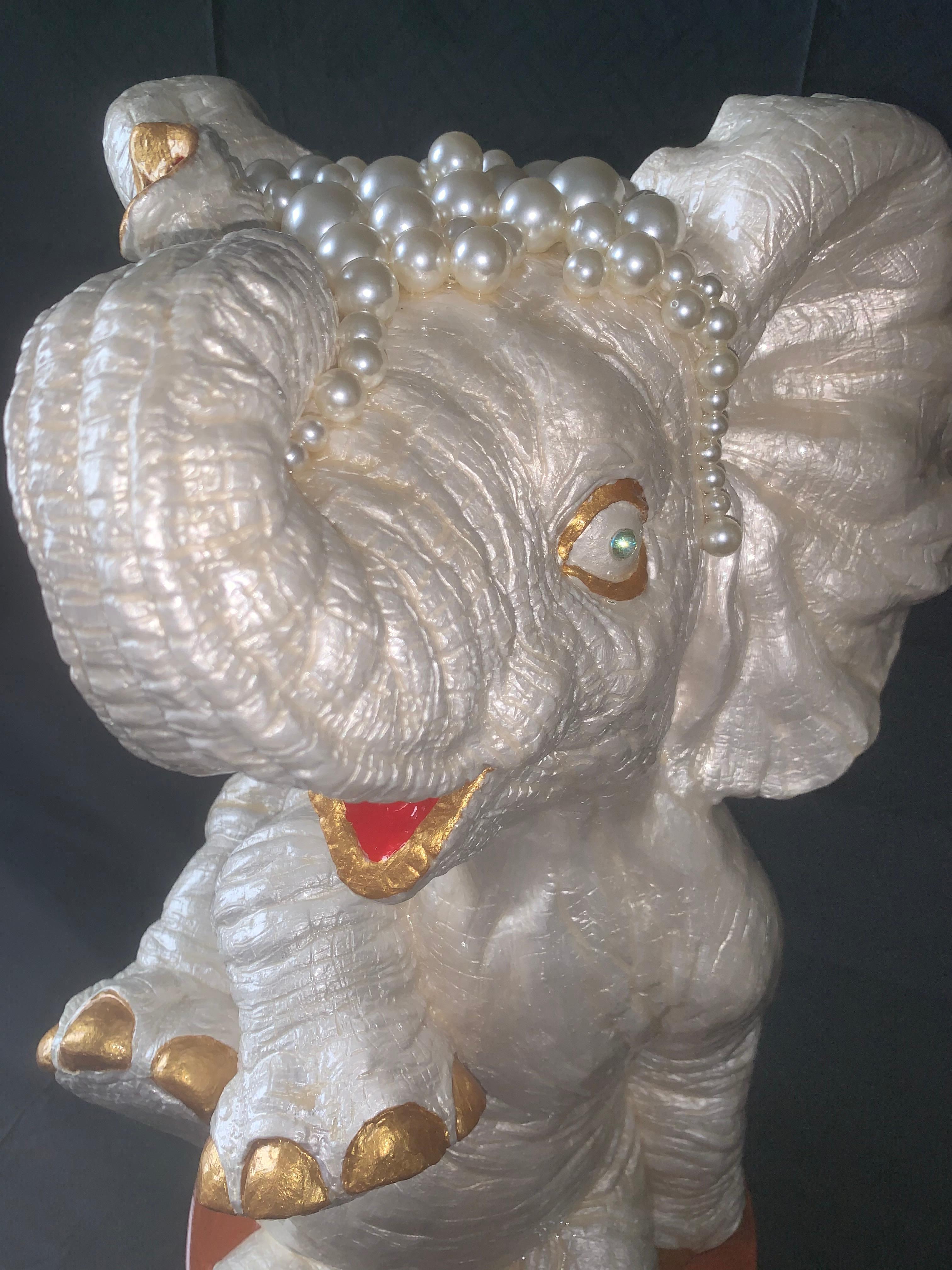 Bébé éléphant Lucky III (sculpture d'origine d'éléphant - perles, or et bronze) - Marron Figurative Sculpture par Mauro Oliveira