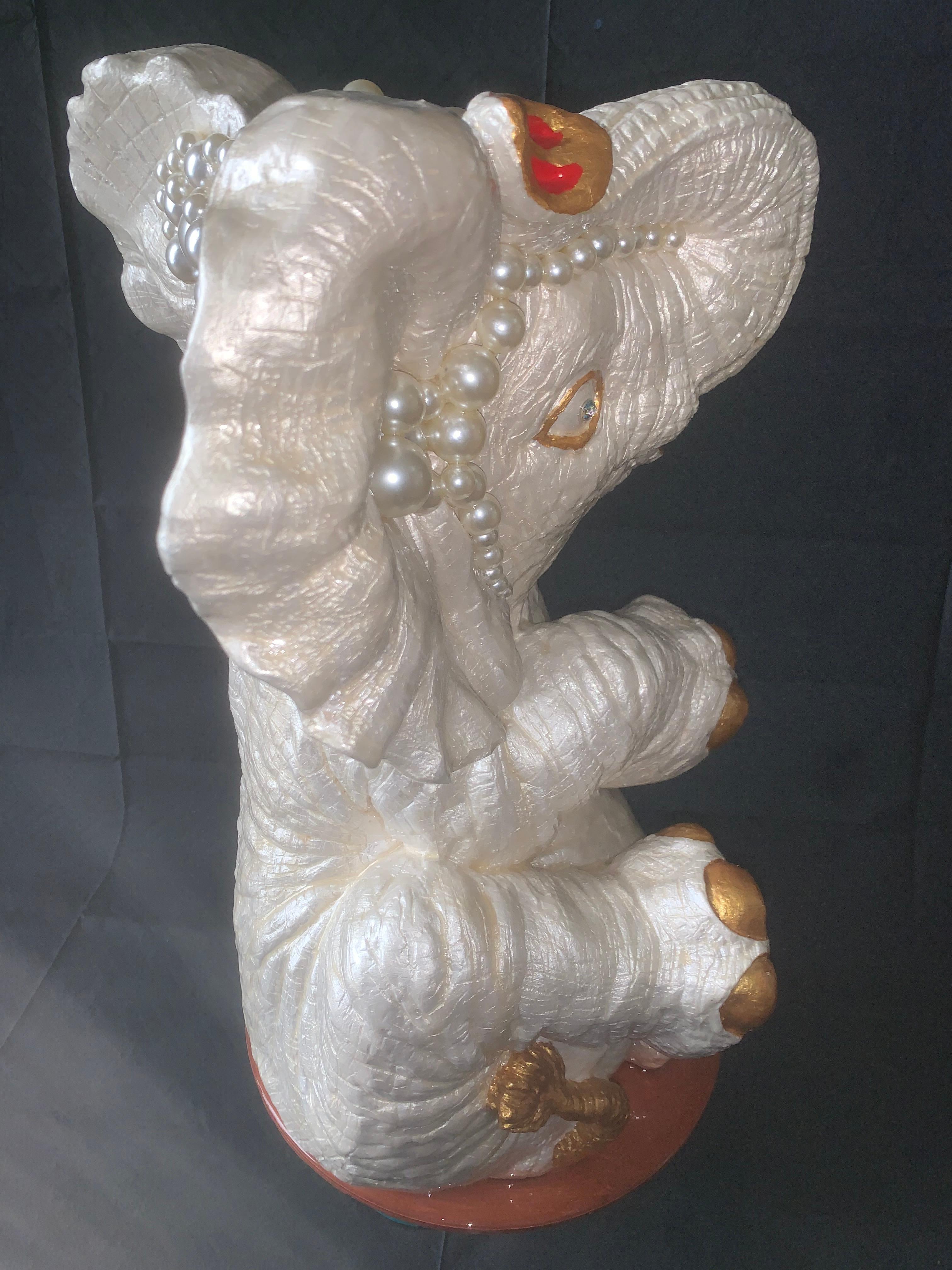 Bébé éléphant Lucky III (sculpture d'origine d'éléphant - perles, or et bronze) en vente 3