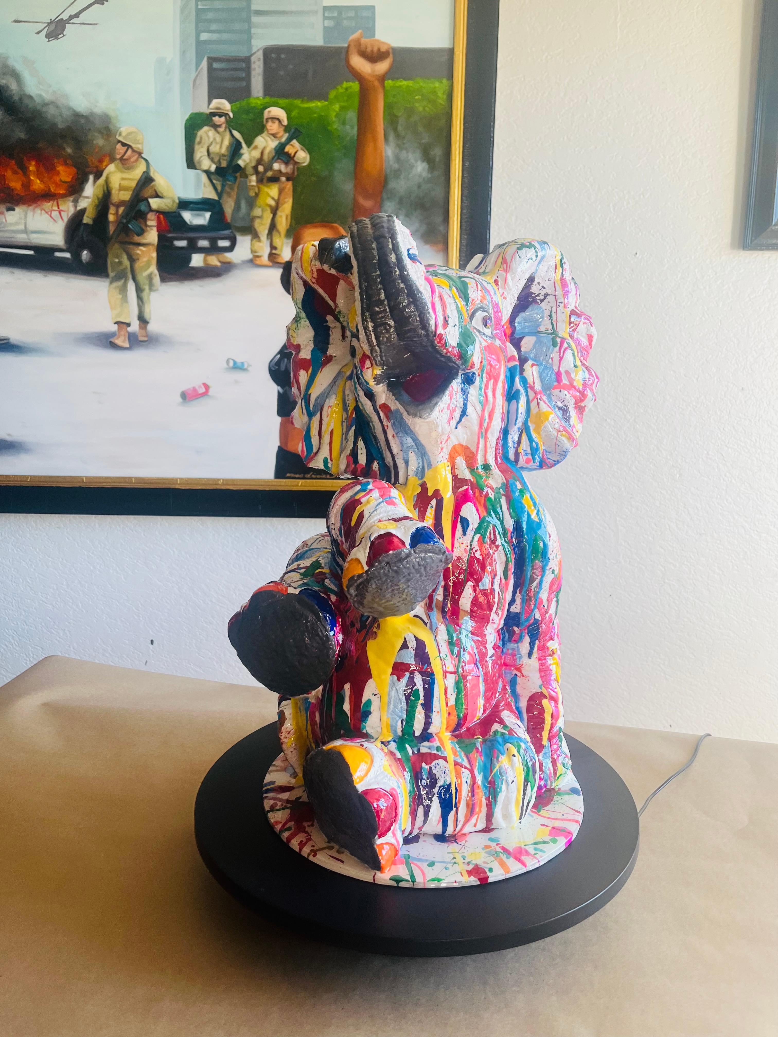 POP LUCKY BABY ELEPHANT mit drehbarem Sockel. (Pop-Art), Sculpture, von Mauro Oliveira