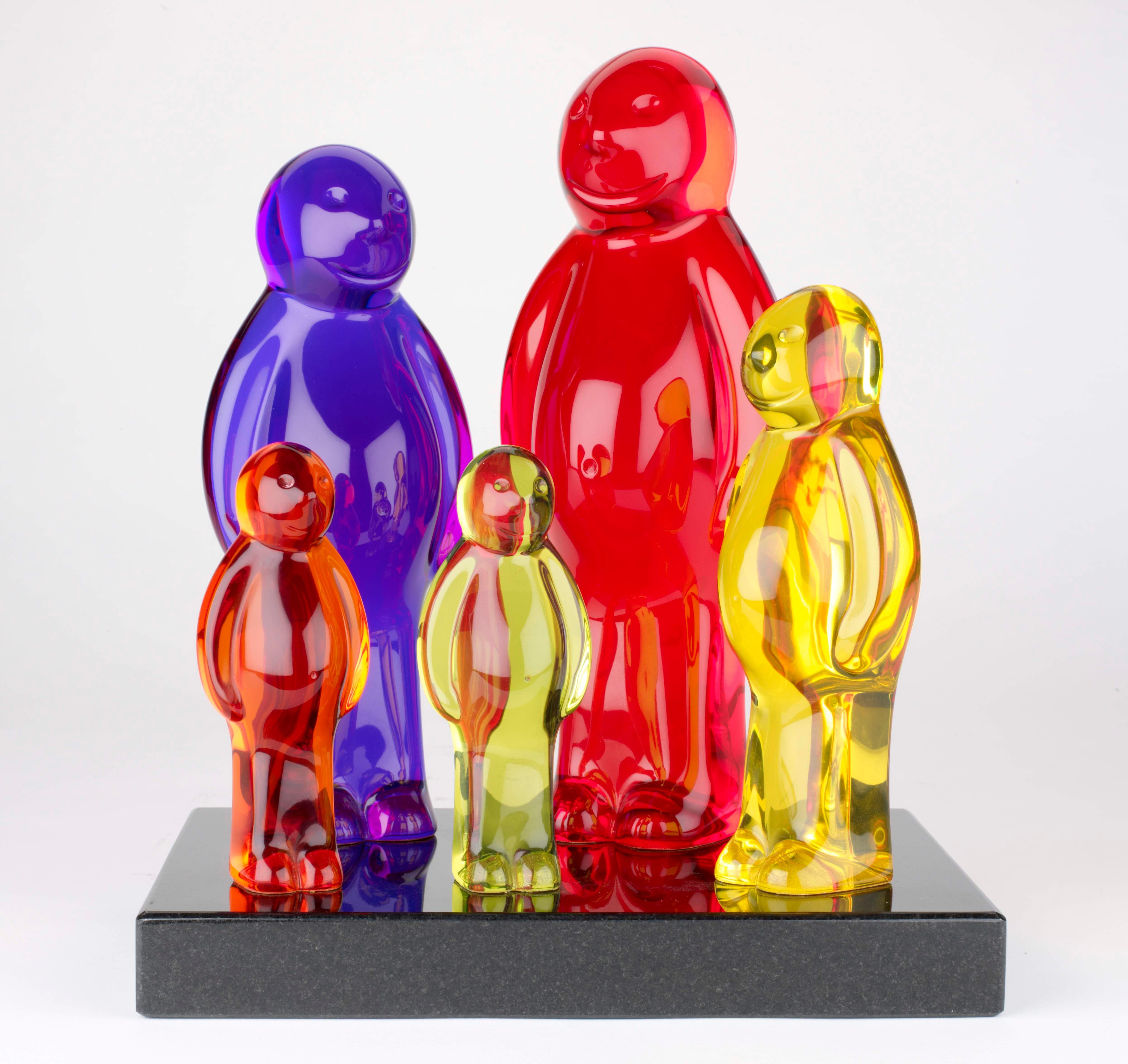 Jelly Baby-Familie (Tischplatte) – Sculpture von Mauro Perucchetti