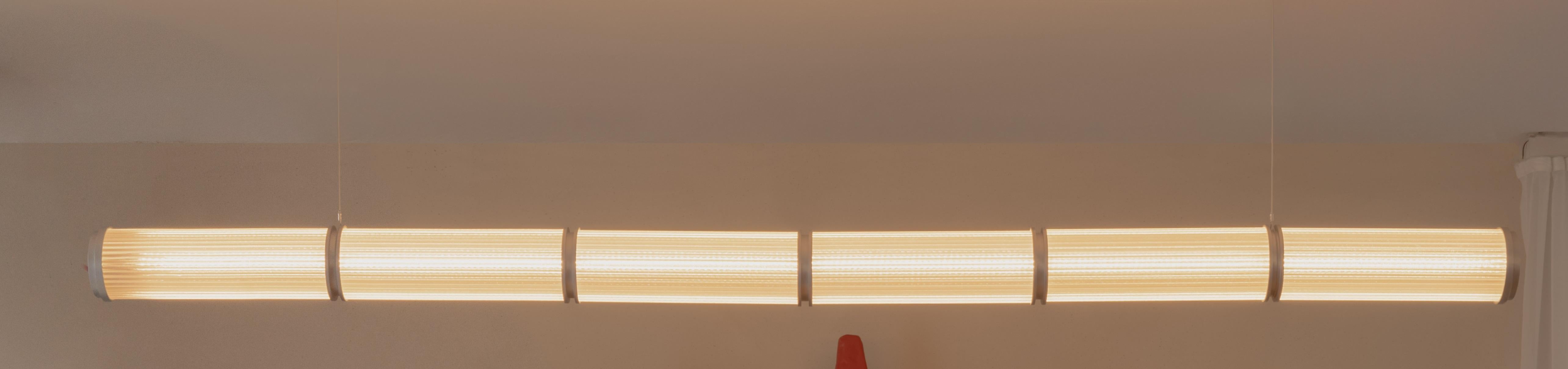 Mauro Luminaire a sospensione in alluminio spazzolato con 6 paralumi a coste di Nuumbra
Dimensioni: L 180 x H 100 cm. 
Materiali: Alluminio spazzolato.

Disponibile in diverse misure. I prezzi possono variare. Tutte le nostre lampade possono essere