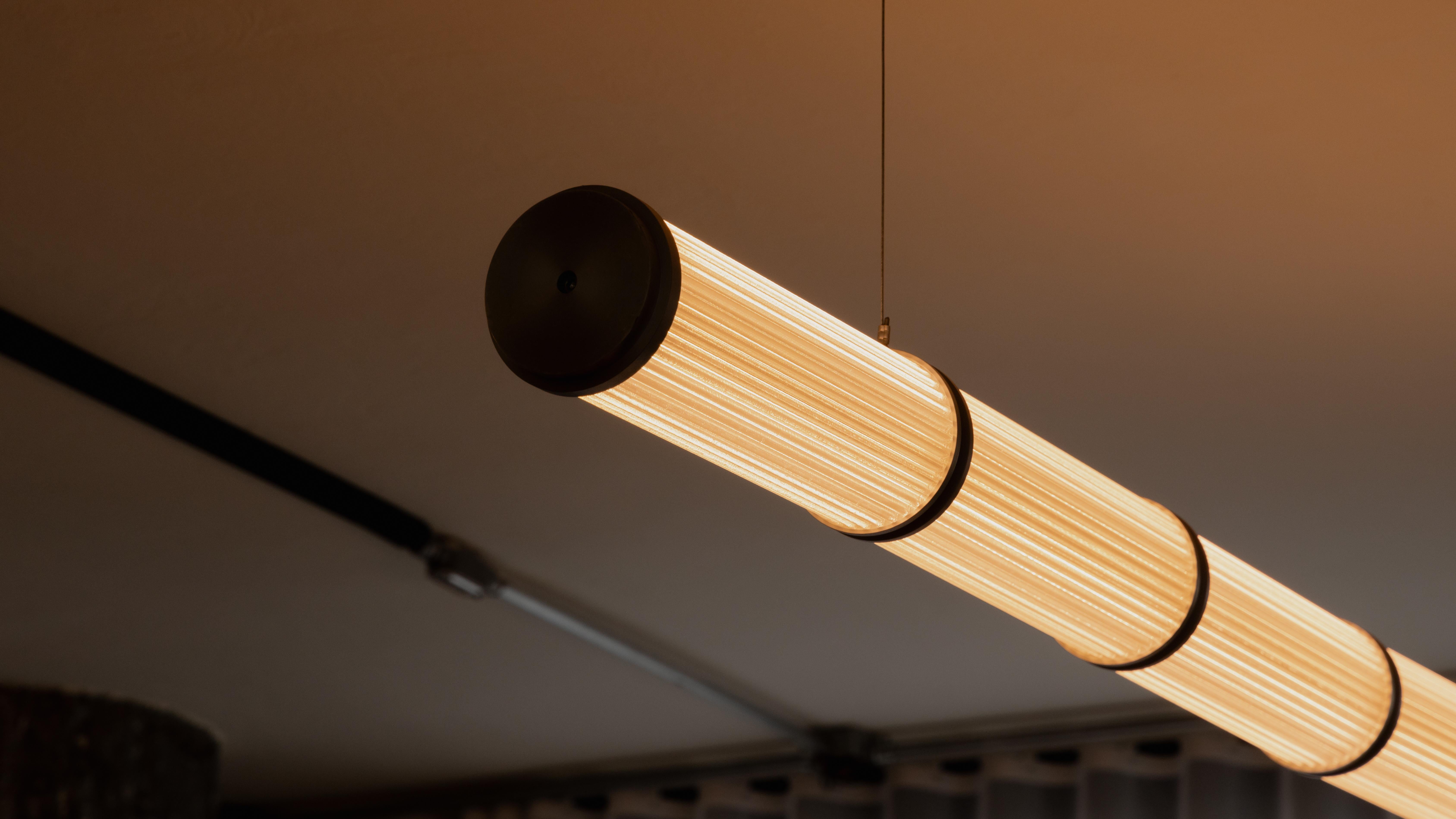 Moderno Mauro Luminaire a sospensione in alluminio spazzolato con 6 paralumi a coste di Nuumbra in vendita