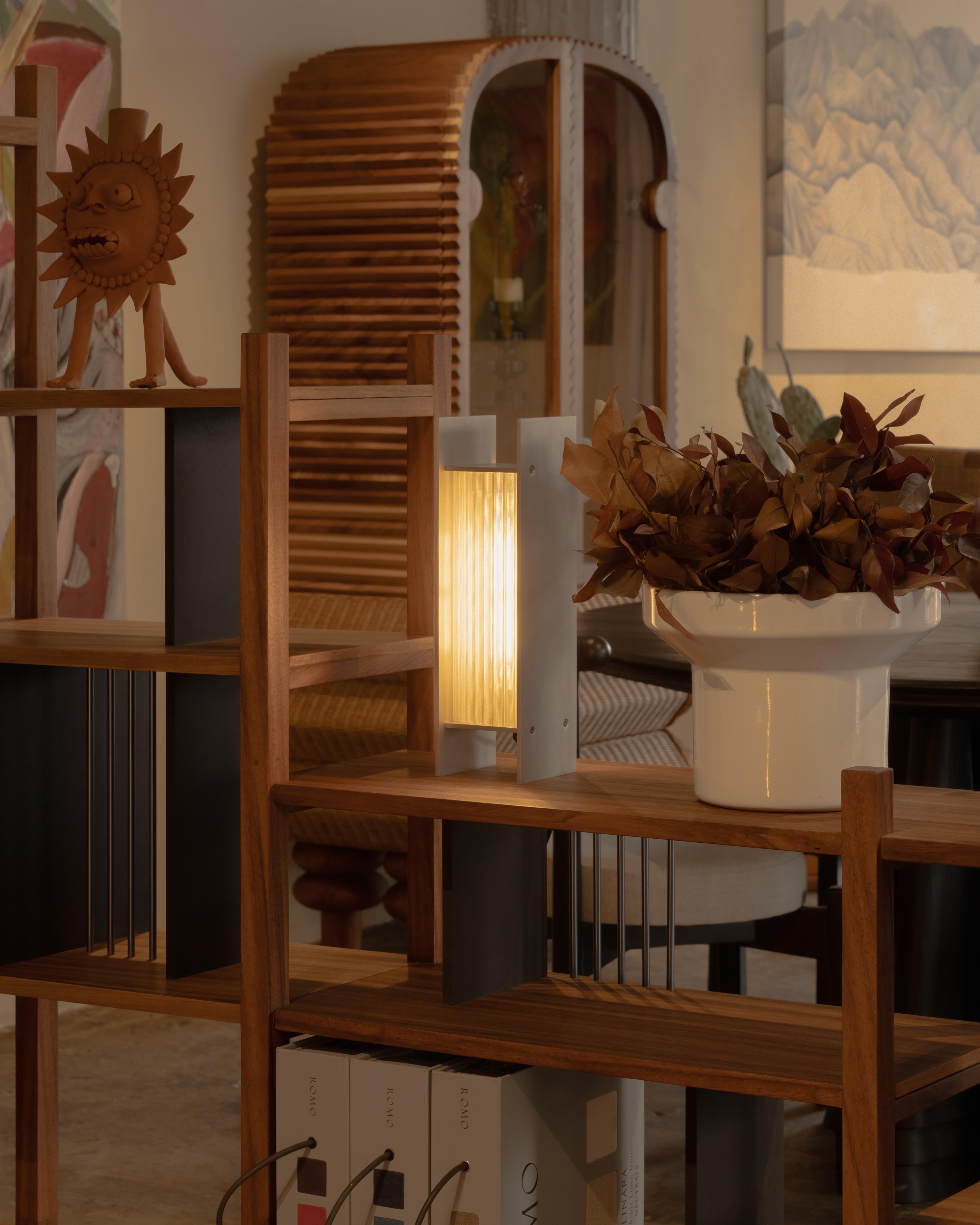 Moderno Lampada da tavolo Mauro in alluminio spazzolato con schermo a coste di Nuumbra in vendita