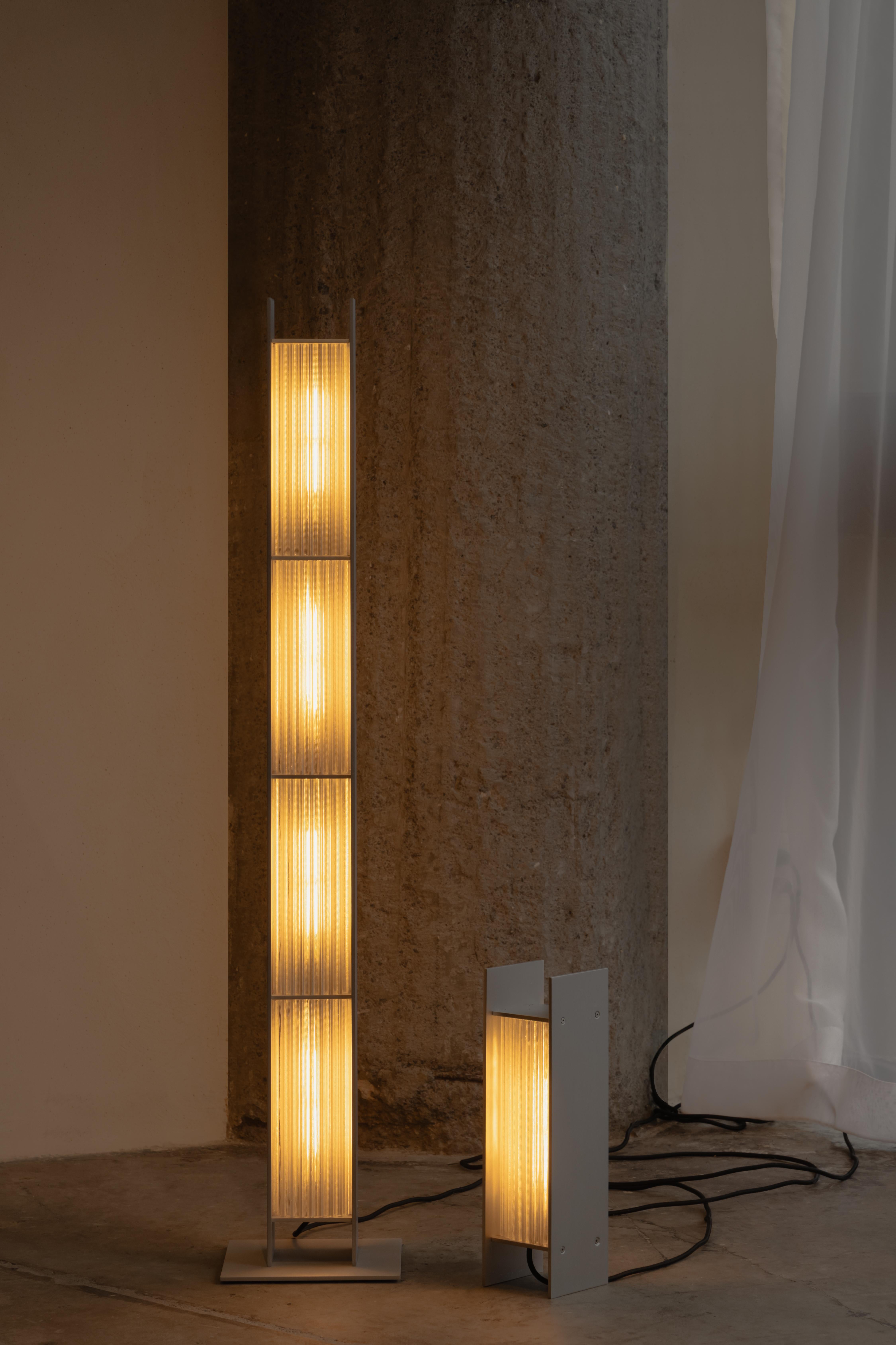 Spazzolato Lampada da tavolo Mauro in alluminio spazzolato con schermo a coste di Nuumbra in vendita