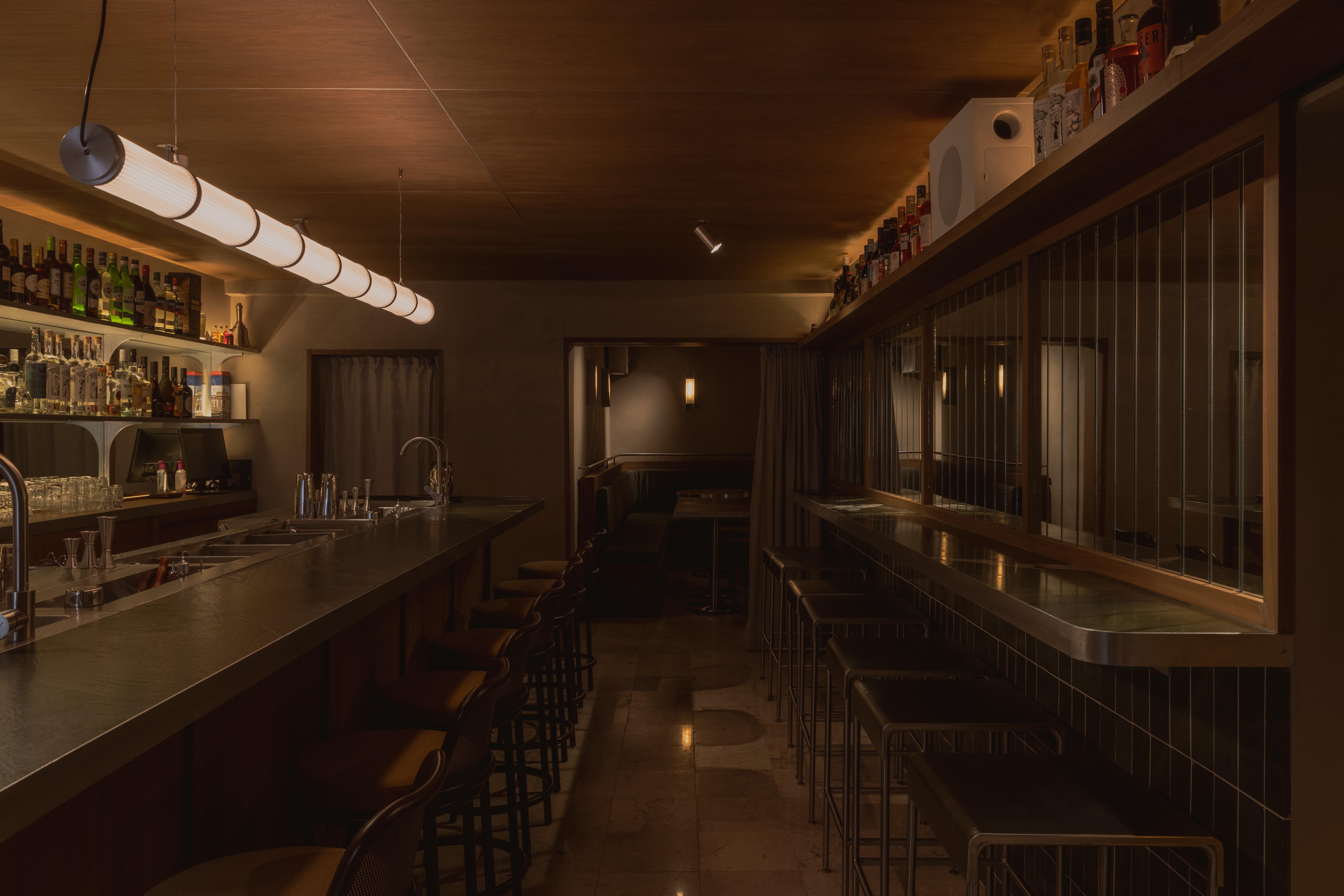 XXI secolo e contemporaneo Lampada da tavolo Mauro in alluminio spazzolato con schermo a coste di Nuumbra in vendita