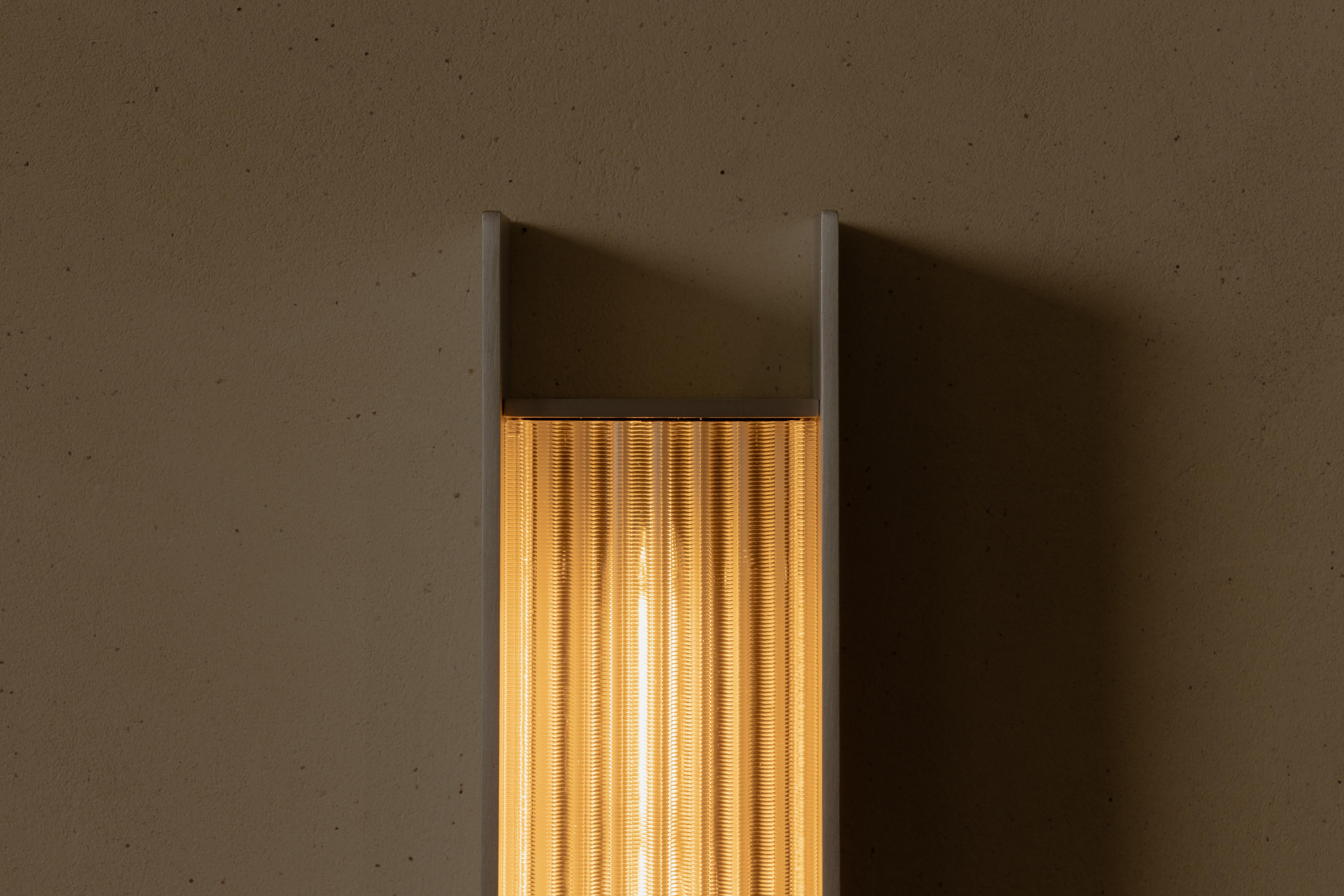 Aplique triple Mauro de aluminio cepillado y pantalla acanalada by Nuumbra Moderno en venta