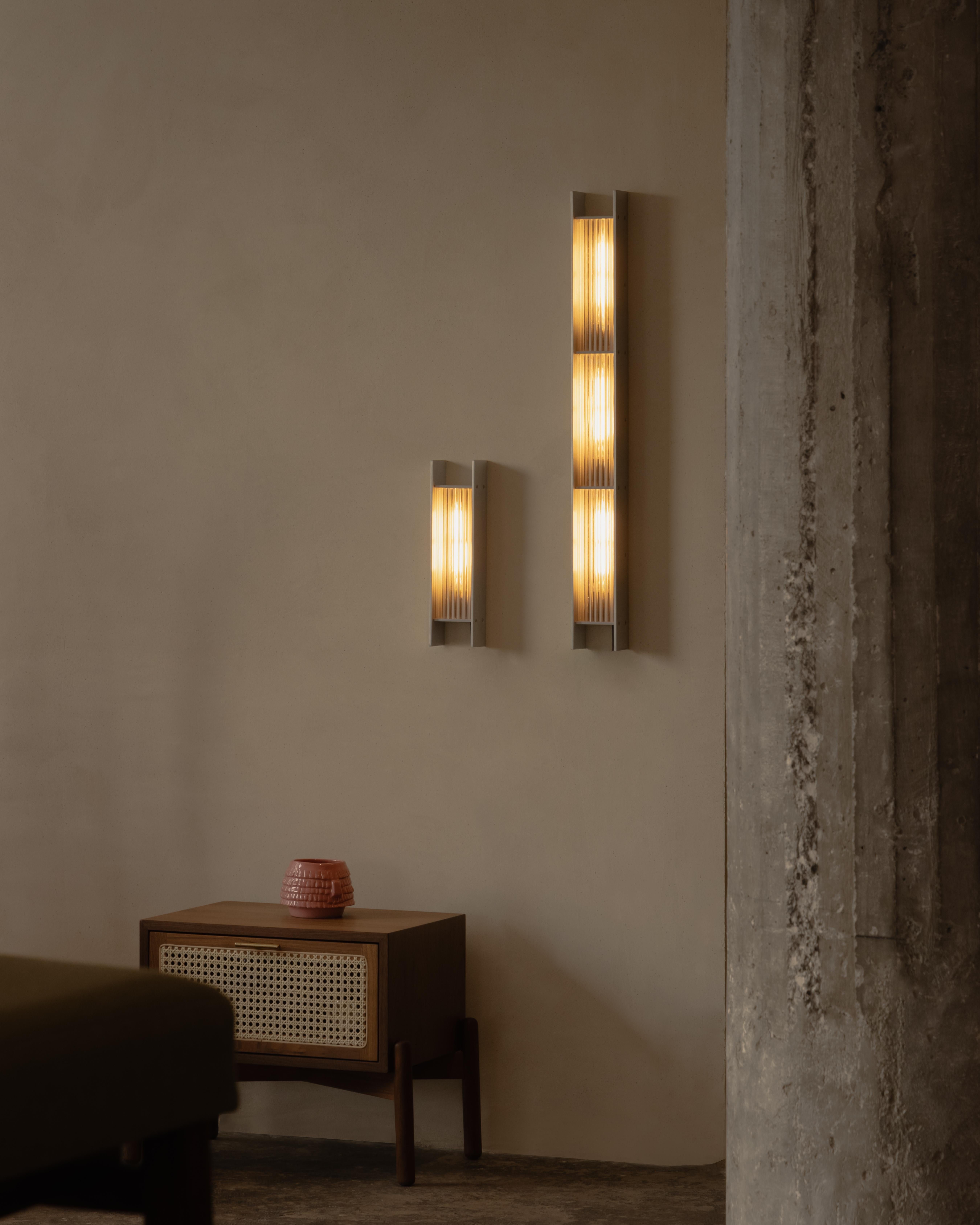 Aplique triple Mauro de aluminio cepillado y pantalla acanalada by Nuumbra Cepillado en venta