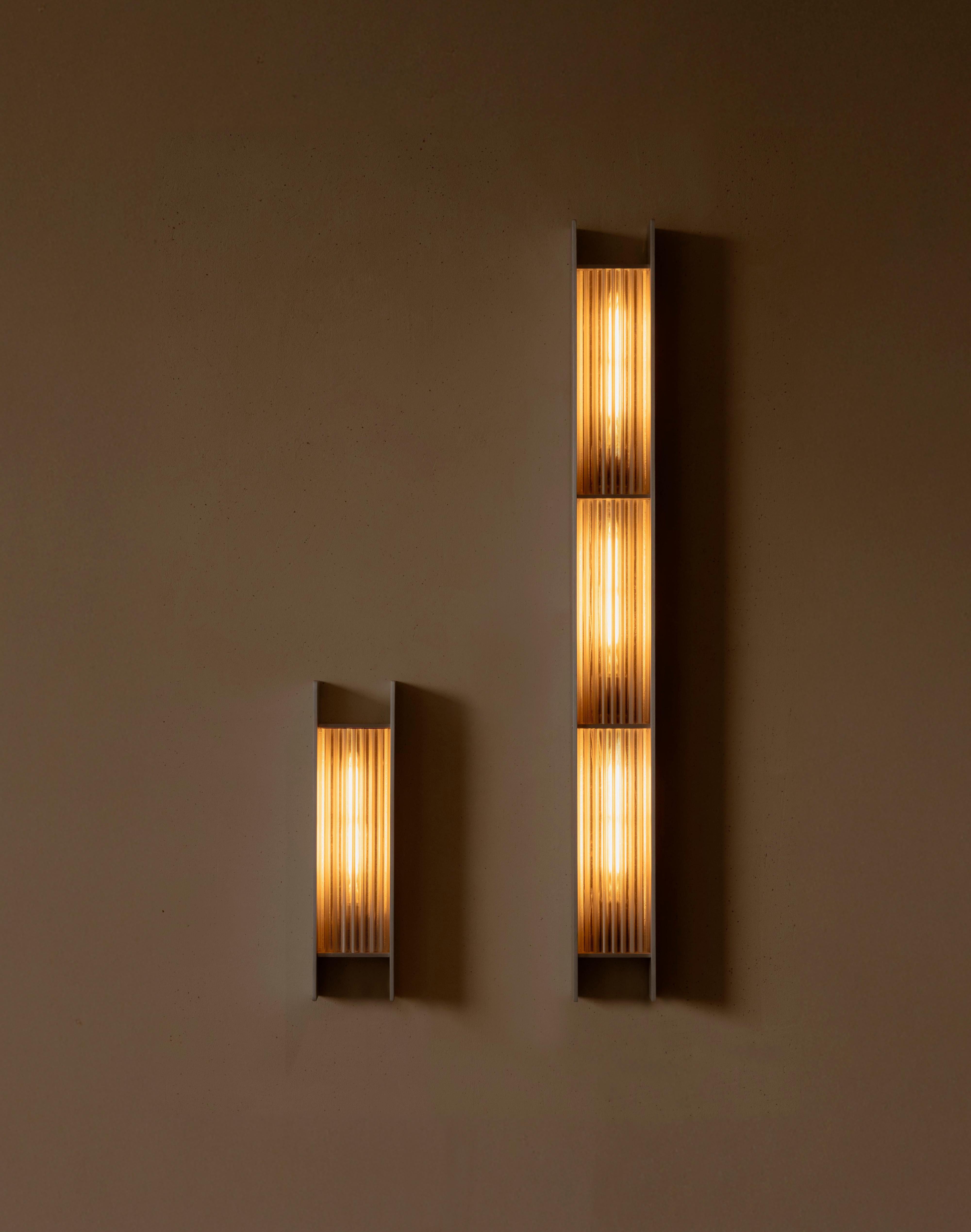 Aplique triple Mauro de aluminio cepillado y pantalla acanalada by Nuumbra en Nuevo estado para la venta en Geneve, CH