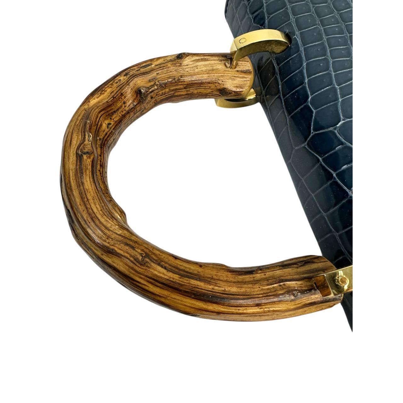 Noir Mauro Volponi - Sac à main en cuir de crocodile bleu en vente