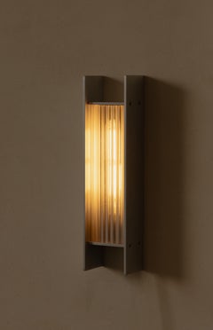 Aplique de pared Mauro de aluminio cepillado con pantalla acanalada by Nuumbra