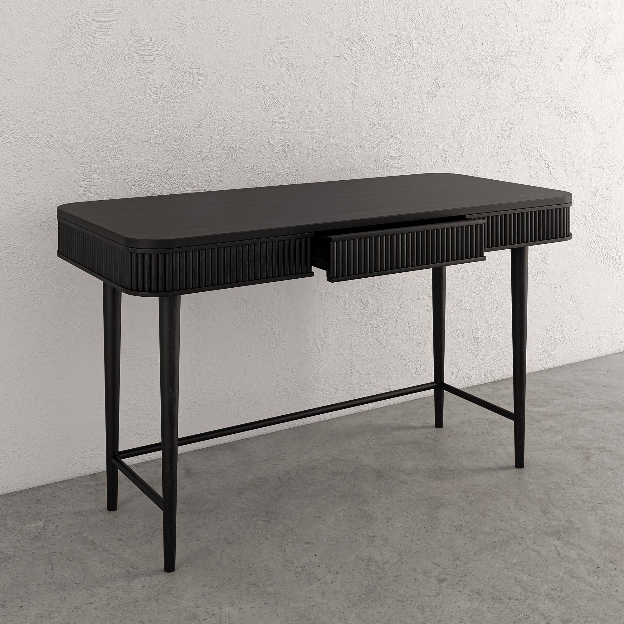 El escritorio Mausam presenta un delicado detalle de lengüeta y está disponible con tablero de madera a juego o de mármol blanco. Detrás del detalle en forma de lengüeta se oculta un práctico escritorio. El diseño aporta un toque de estilo y