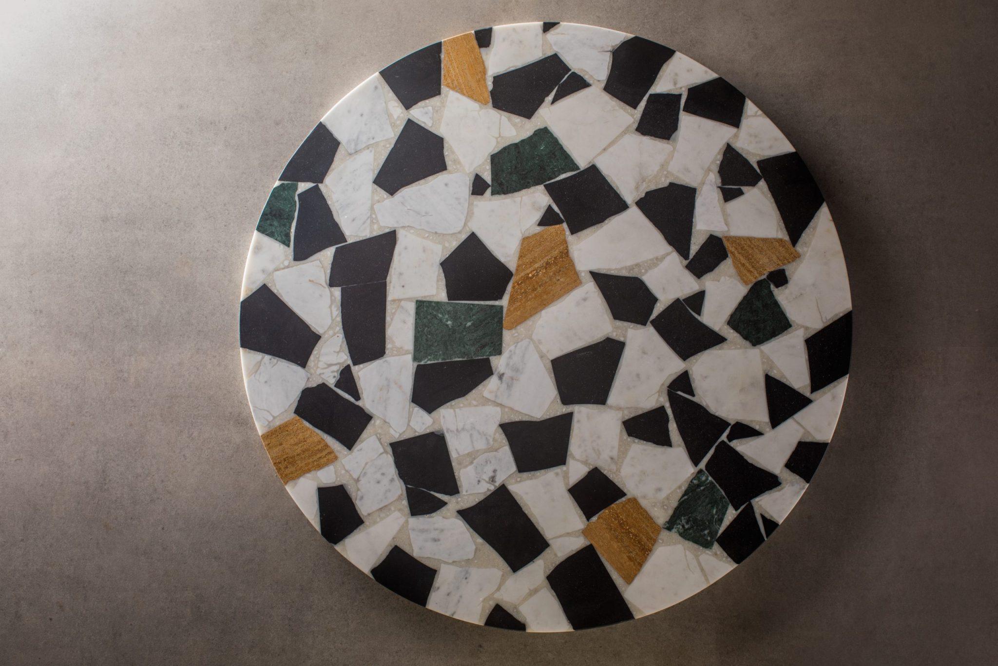 La table basse Mausam avec un plateau en terrazzo de marbre recyclé est issue de la première version de la table basse Mausam. En adaptant la pièce pour y intégrer une méthode de réduction des déchets, le haut de la pièce est fait de chutes de