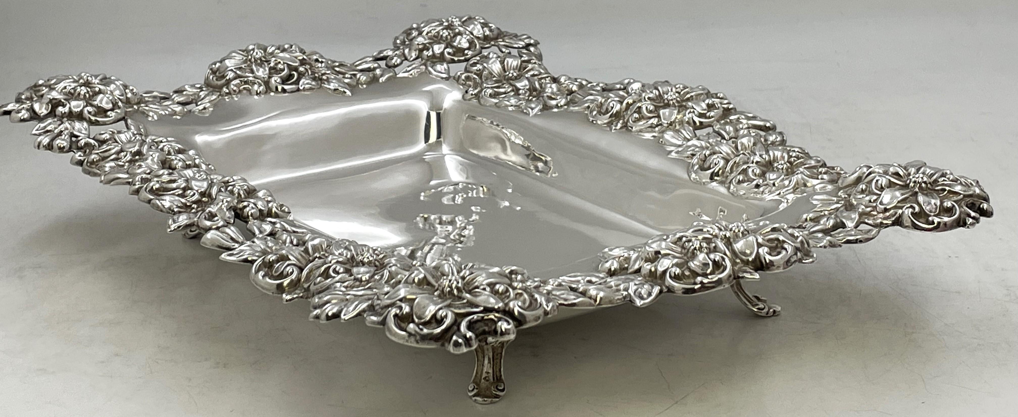 Piatto con piedini floreali in stile Art Nouveau di Mauser in argento sterling della fine del XIX secolo. In condizioni buone in vendita a New York, NY