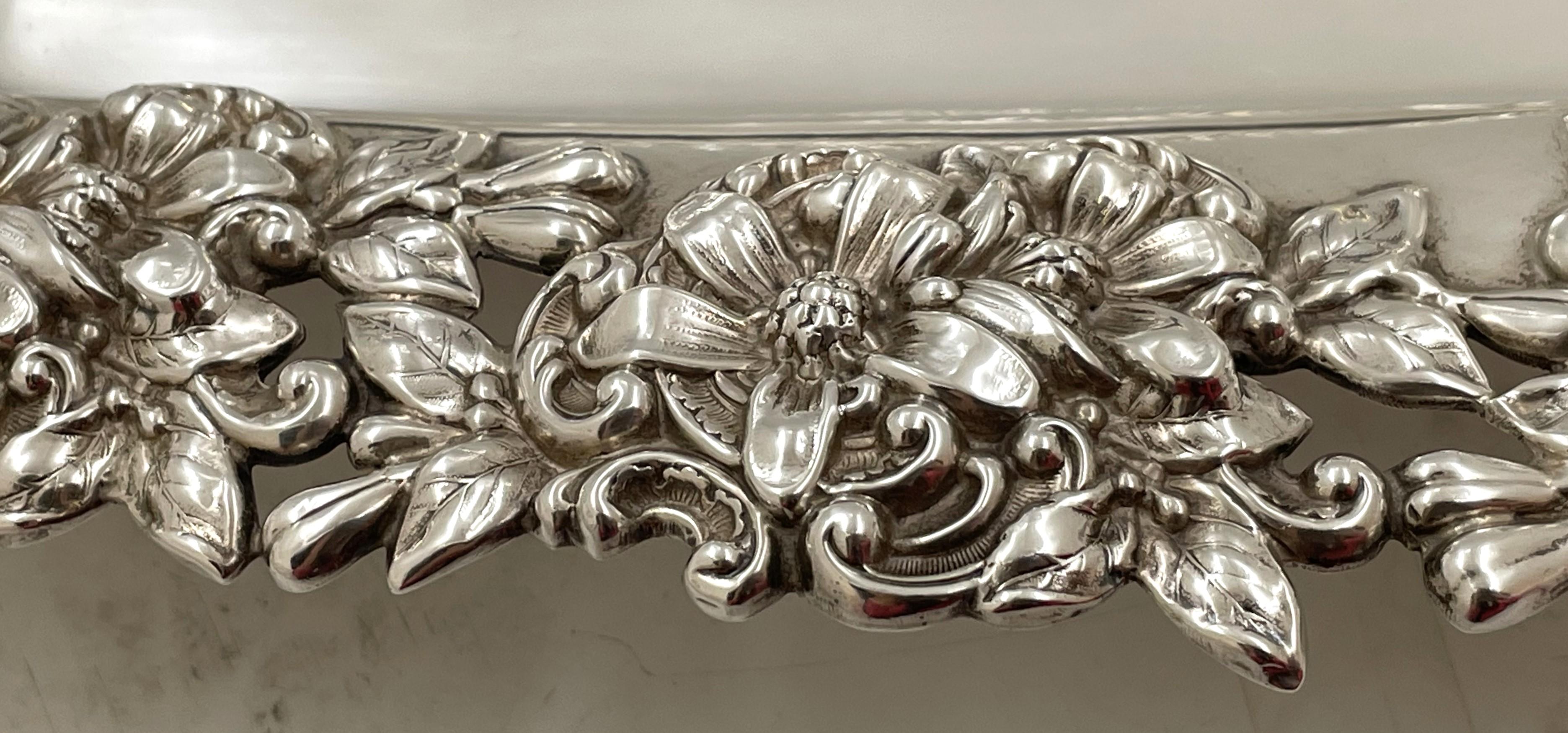 Argento Piatto con piedini floreali in stile Art Nouveau di Mauser in argento sterling della fine del XIX secolo. in vendita