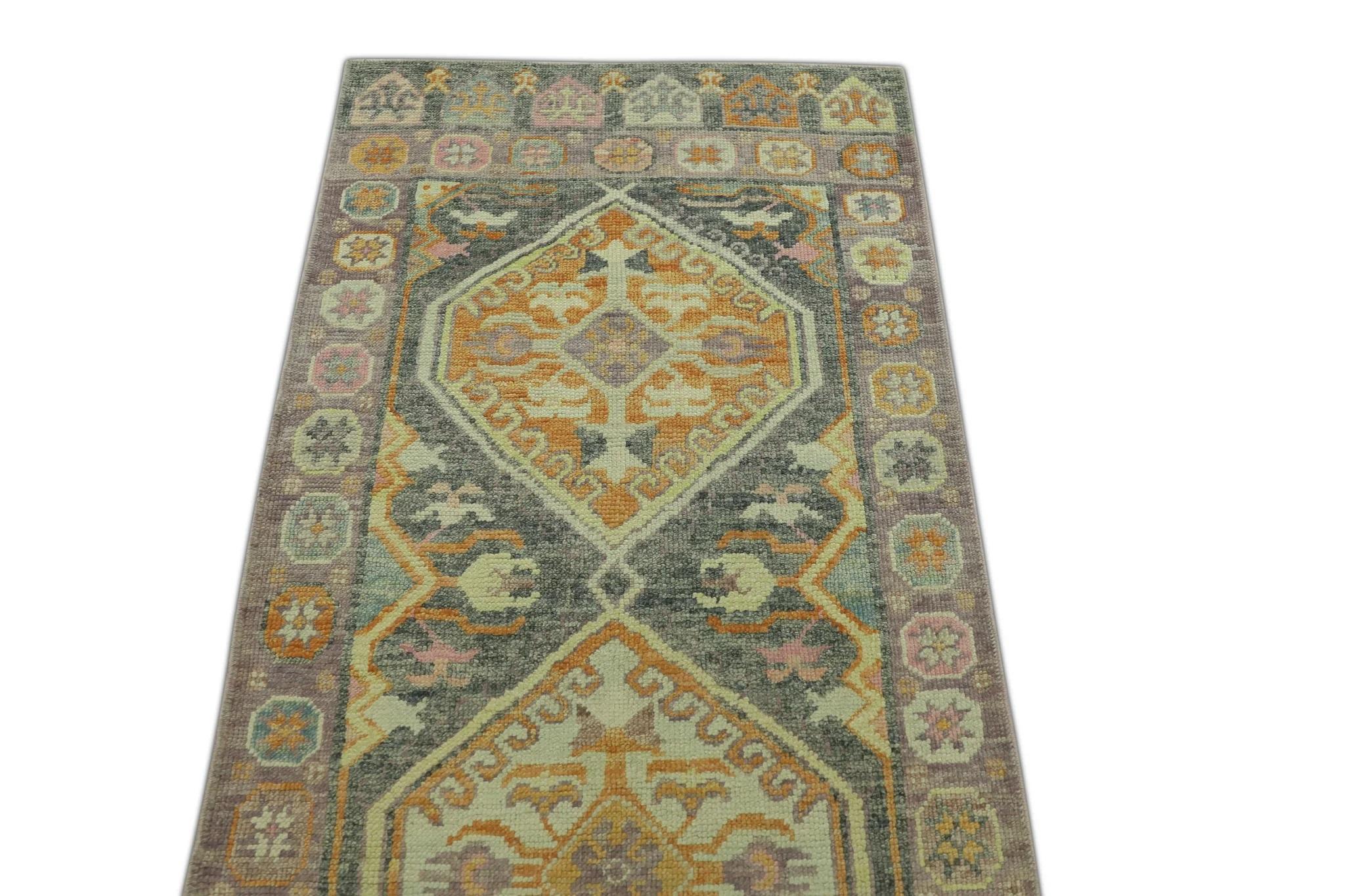 Handgewebter türkischer Oushak-Läufer aus Wolle in Mauve & Holzkohle 3' x 12'5